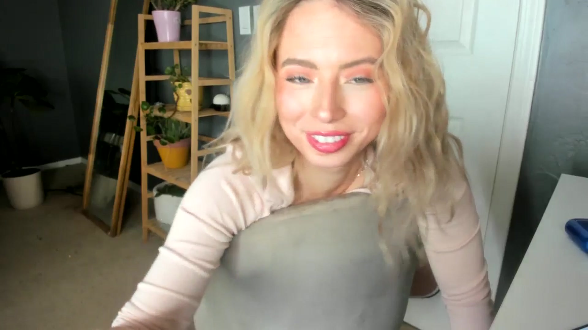 Gallery image thumbnail from Blondebootyx's myfreecams stream on, 01/22/2025, 23:38 image 17 of 20