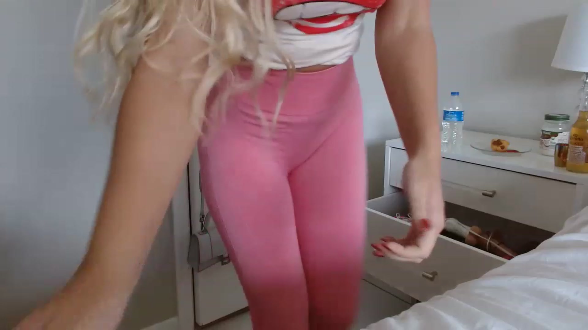 Gallery image thumbnail from Blondebunny5's myfreecams stream on, 12/04/2022, 17:10 image 9 of 20