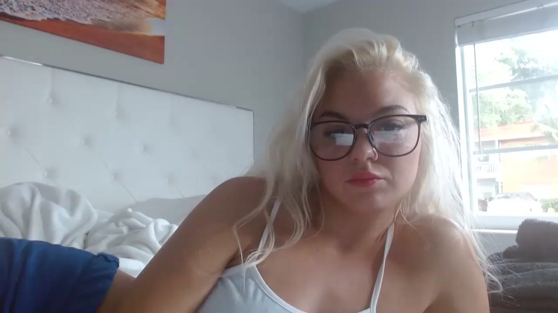 Gallery image thumbnail from Blondebunny5's myfreecams stream on, 12/18/2022, 21:43 image 3 of 20