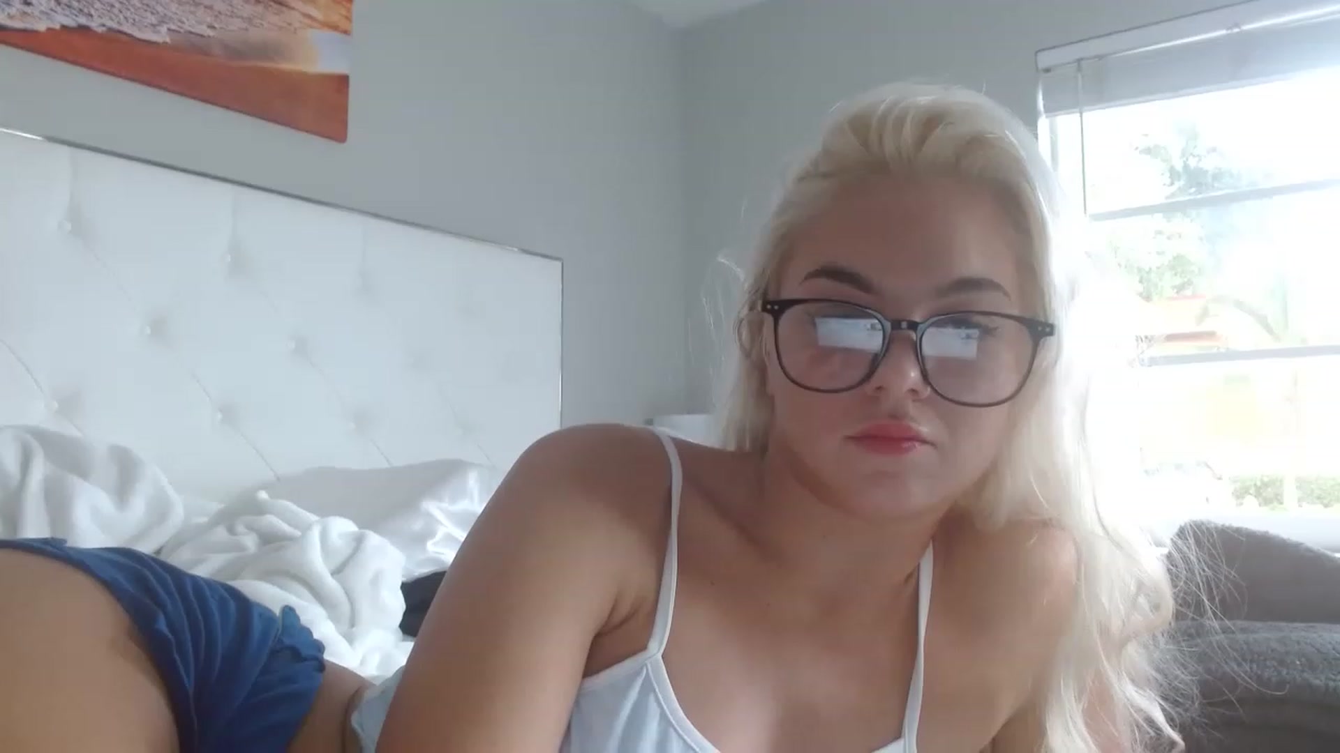 Gallery image thumbnail from Blondebunny5's myfreecams stream on, 12/18/2022, 21:43 image 16 of 20