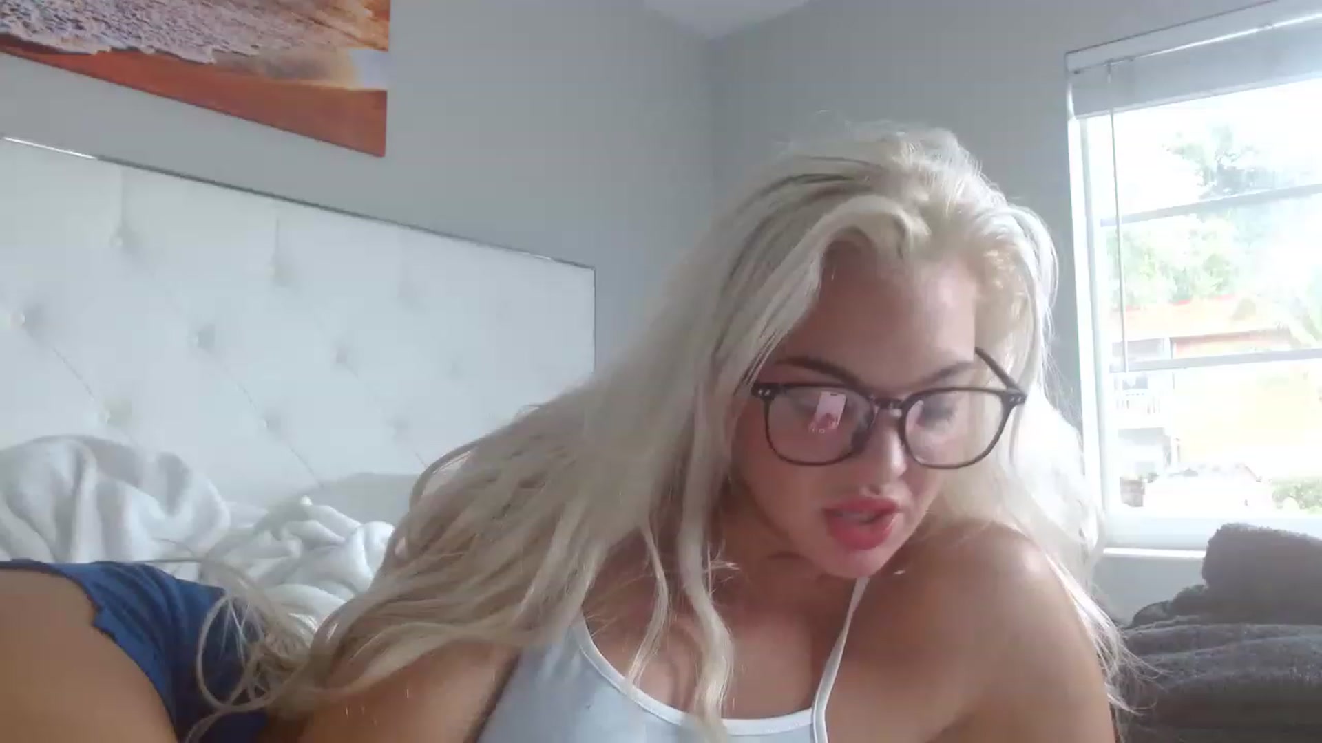 Gallery image thumbnail from Blondebunny5's myfreecams stream on, 12/18/2022, 21:43 image 4 of 20