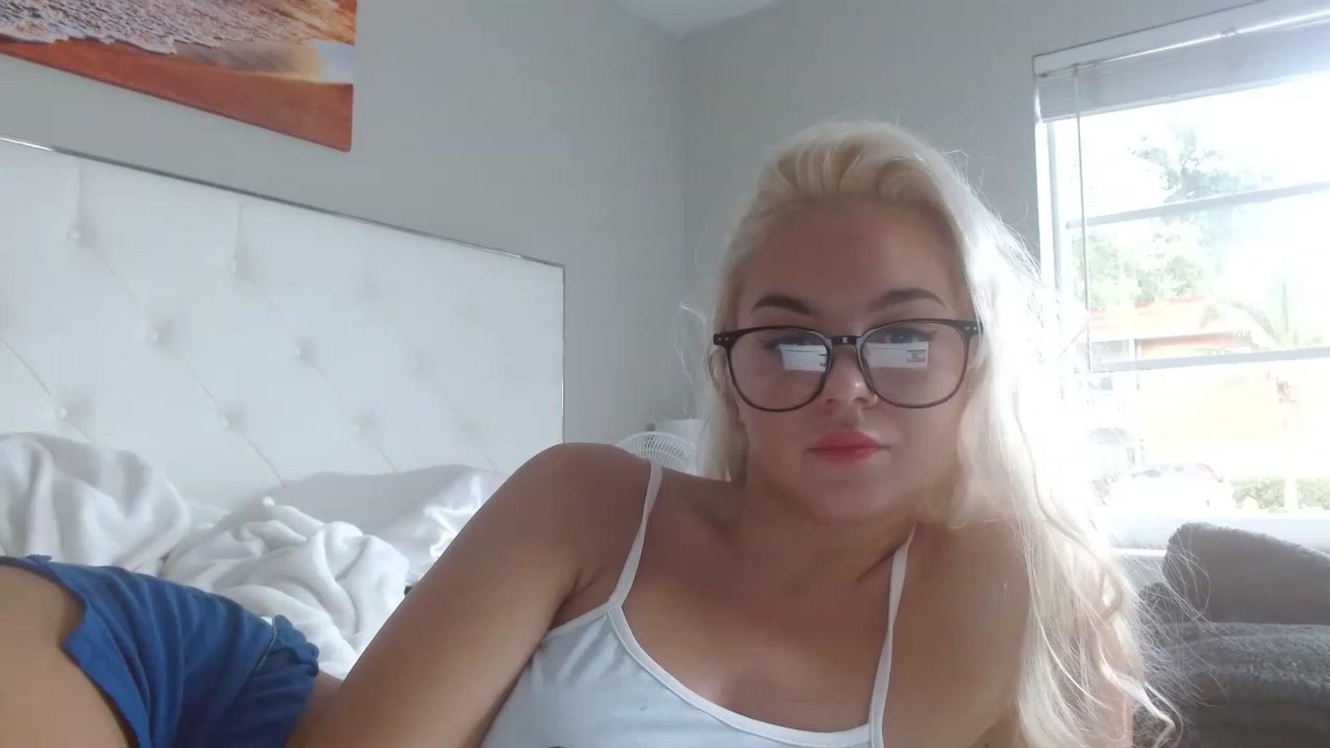 Gallery image thumbnail from Blondebunny5's myfreecams stream on, 12/18/2022, 21:43 image 18 of 20