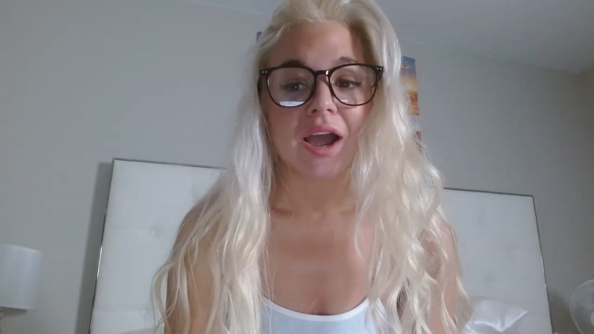 Gallery image thumbnail from Blondebunny5's myfreecams stream on, 12/18/2022, 22:50 image 10 of 20