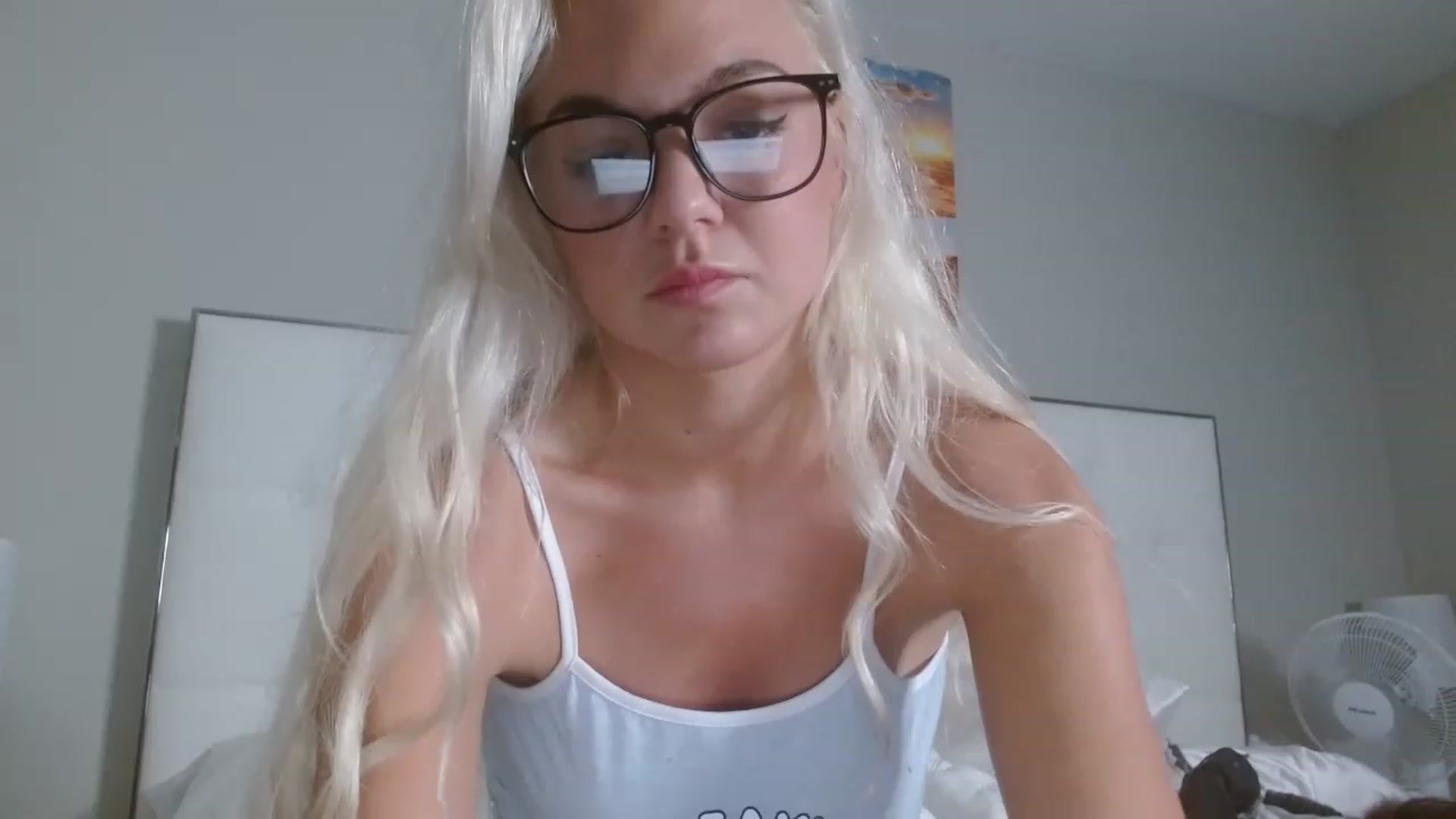 Gallery image thumbnail from Blondebunny5's myfreecams stream on, 12/18/2022, 22:50 image 6 of 20