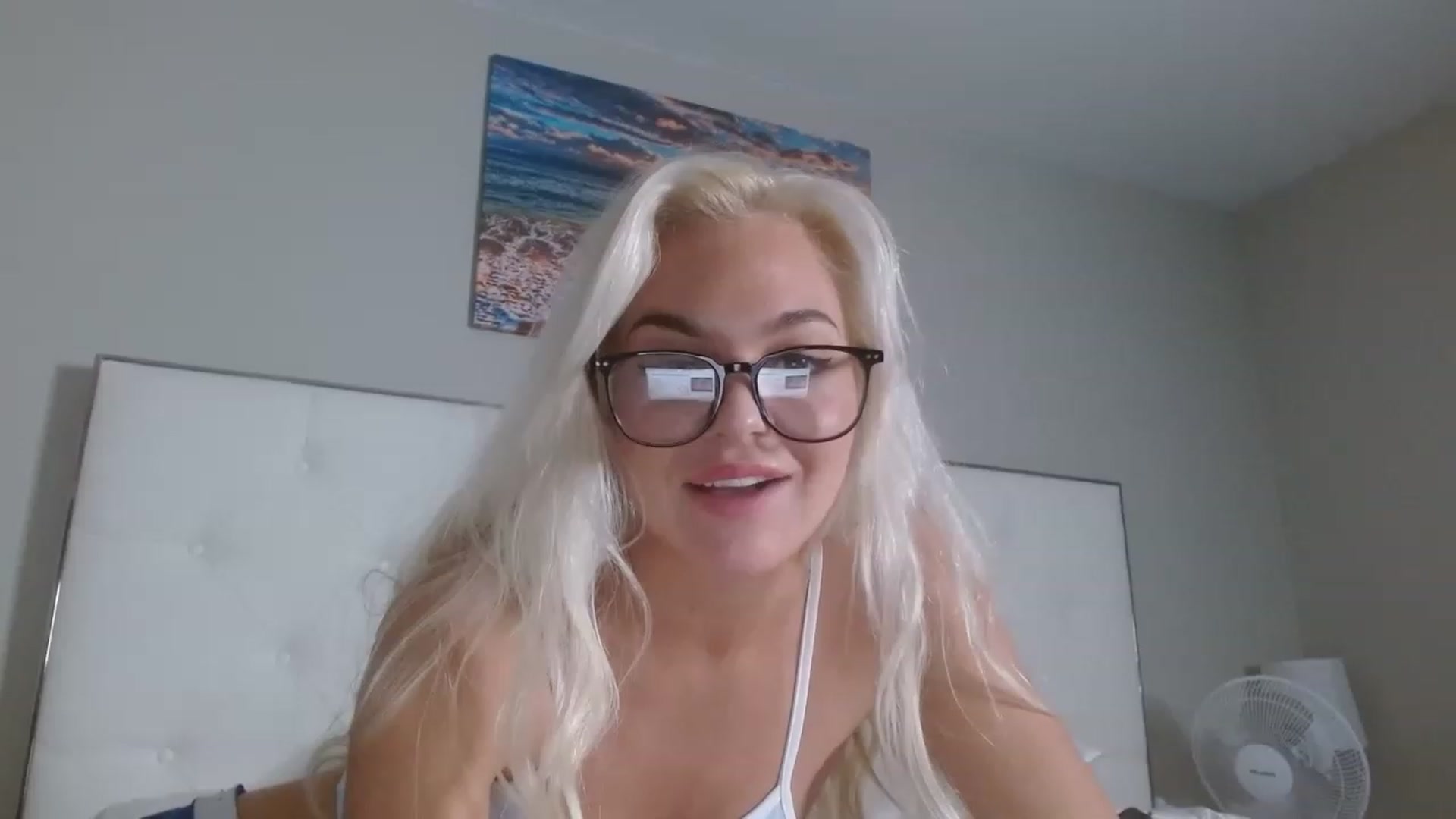 Gallery image thumbnail from Blondebunny5's myfreecams stream on, 12/18/2022, 22:50 image 4 of 20