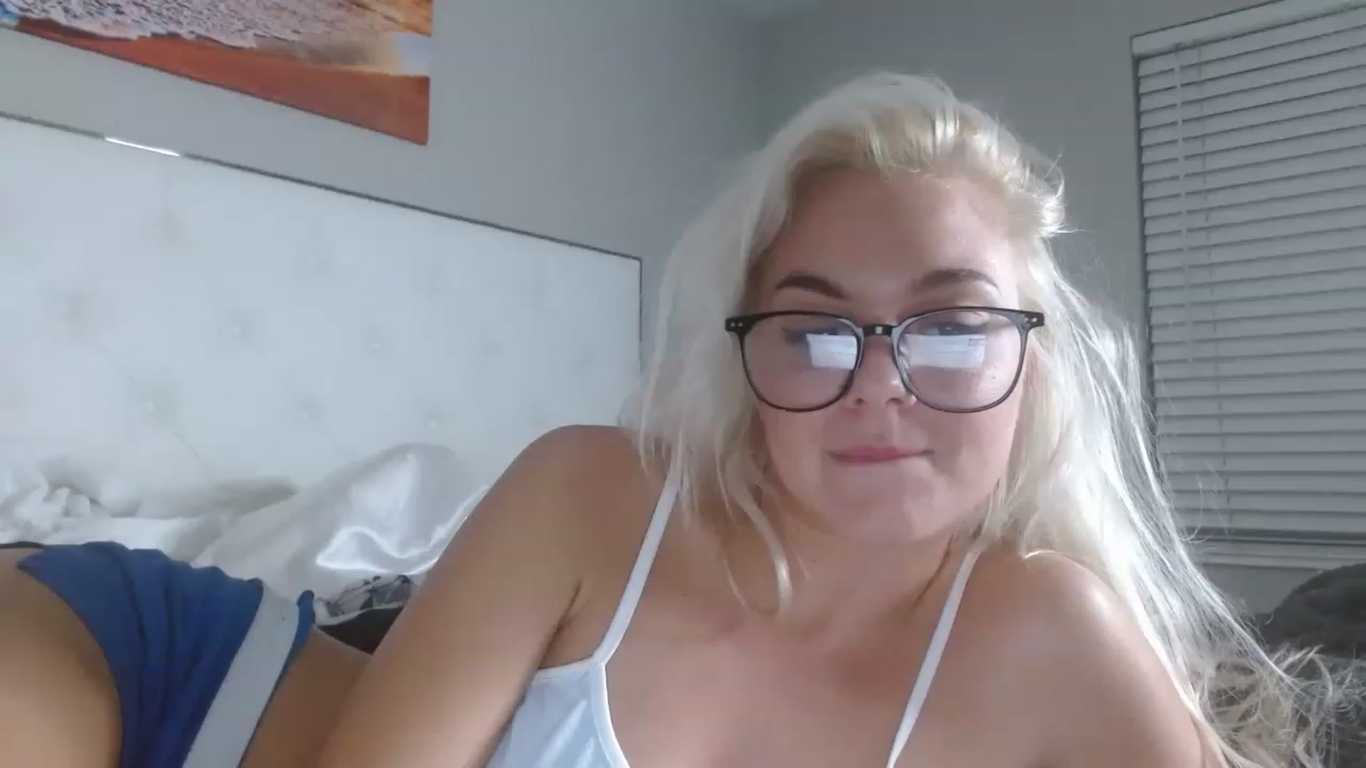 Gallery image thumbnail from Blondebunny5's myfreecams stream on, 12/19/2022, 24:37 image 10 of 20