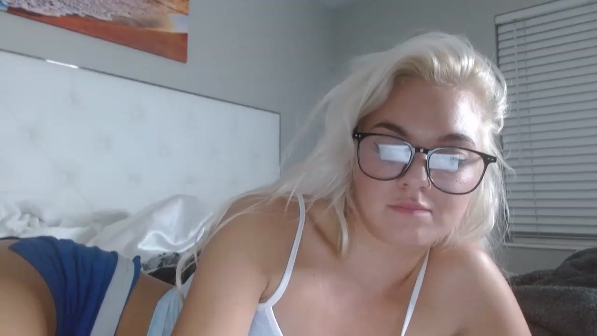 Gallery image thumbnail from Blondebunny5's myfreecams stream on, 12/19/2022, 24:37 image 9 of 20