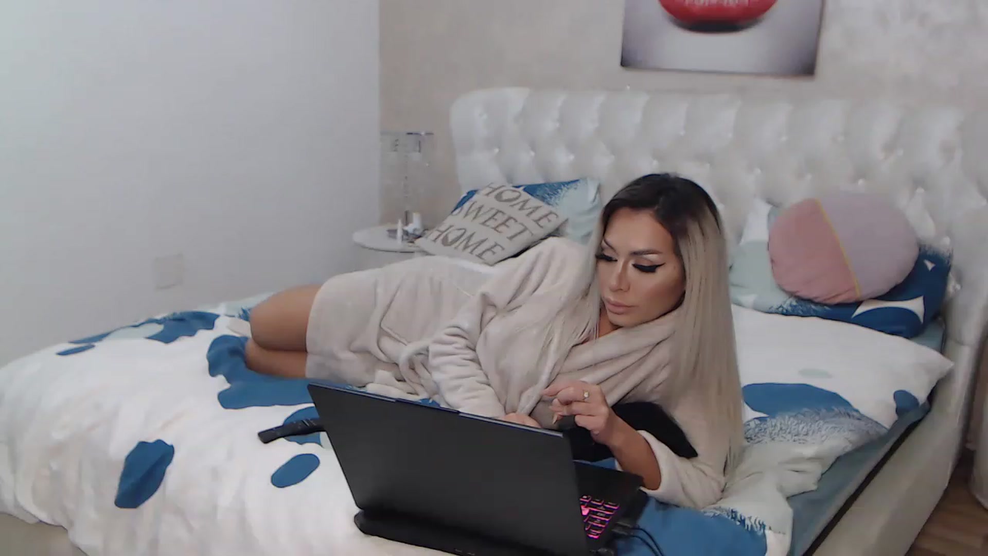Gallery image thumbnail from BlondeeFairy's myfreecams stream on, 12/16/2022, 20:22 image 19 of 20