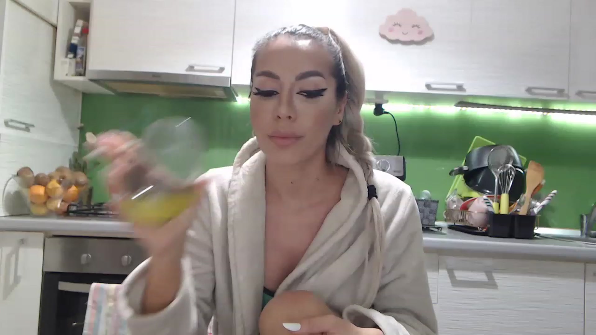 Gallery image thumbnail from BlondeeFairy's myfreecams stream on, 12/20/2022, 21:13 image 11 of 20