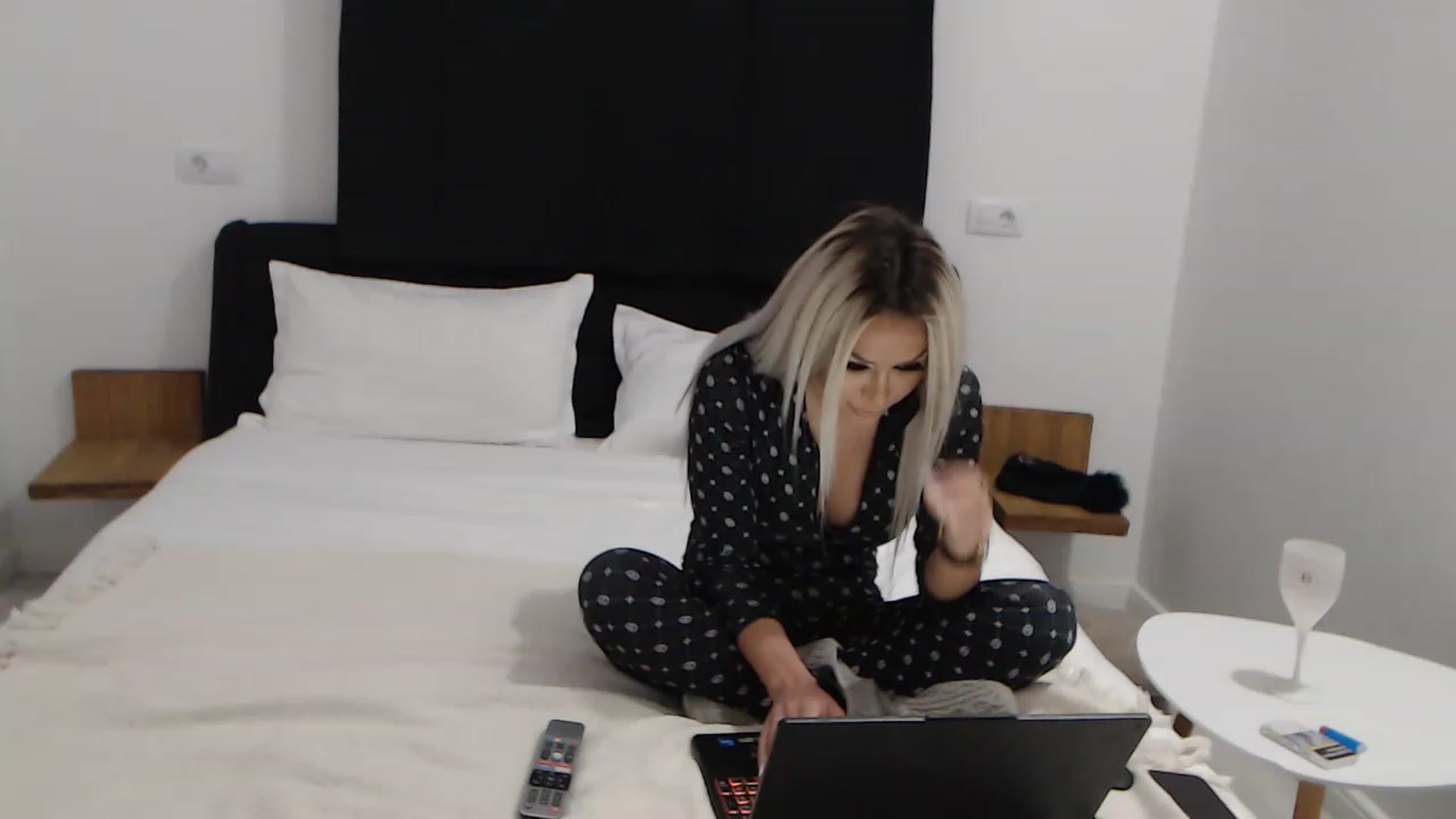 Gallery image thumbnail from BlondeeFairy's myfreecams stream on, 04/03/2023, 20:02 image 3 of 20