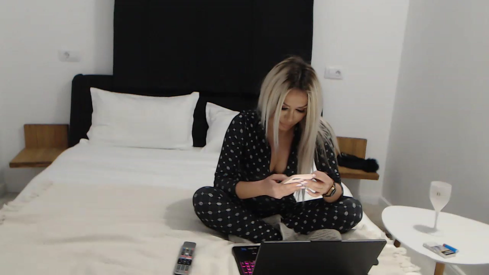 Gallery image thumbnail from BlondeeFairy's myfreecams stream on, 04/03/2023, 20:02 image 5 of 20