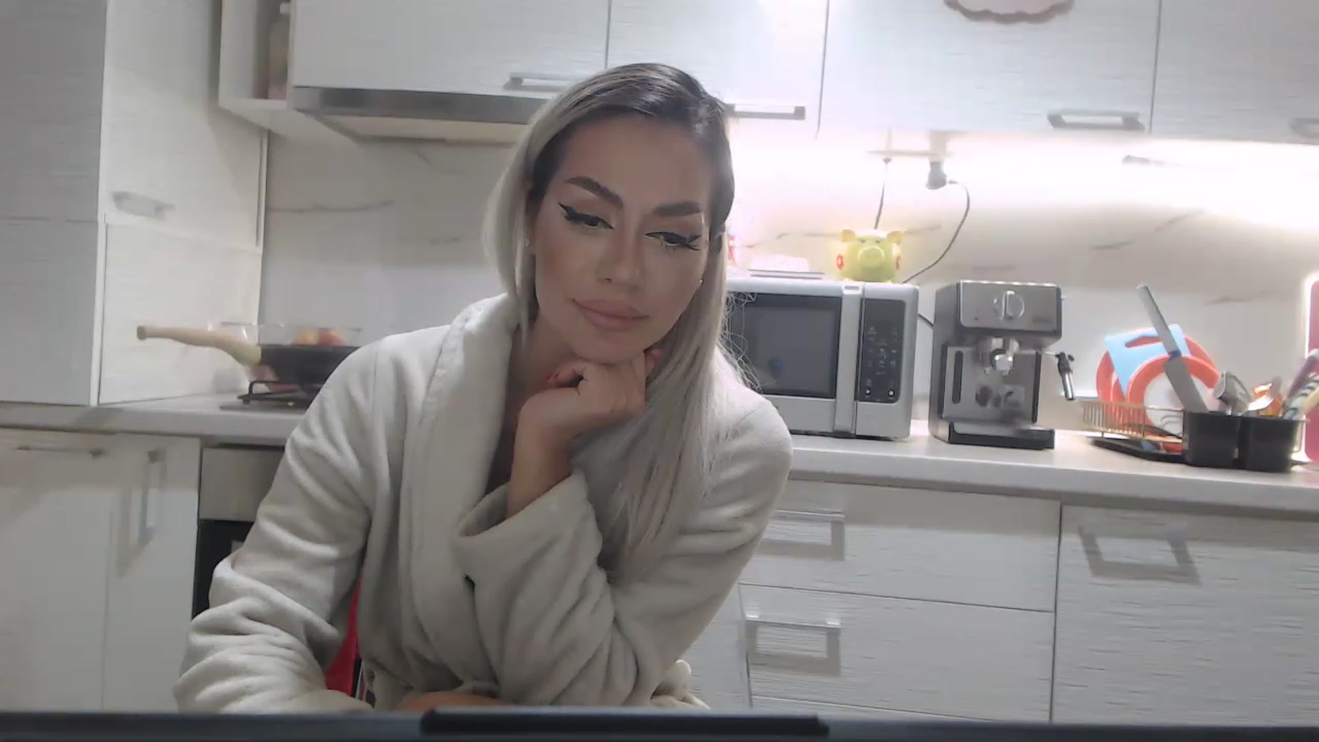 Gallery image thumbnail from BlondeeFairy's myfreecams stream on, 06/13/2023, 20:20 image 8 of 20