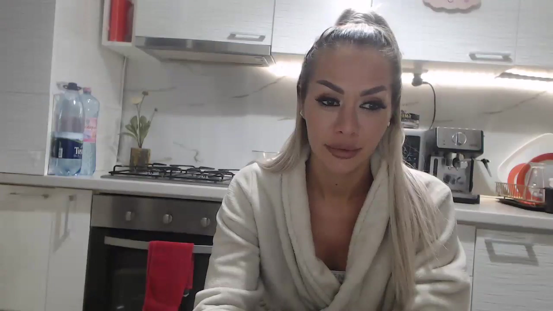 Gallery image thumbnail from BlondeeFairy's myfreecams stream on, 08/10/2023, 20:12 image 13 of 20
