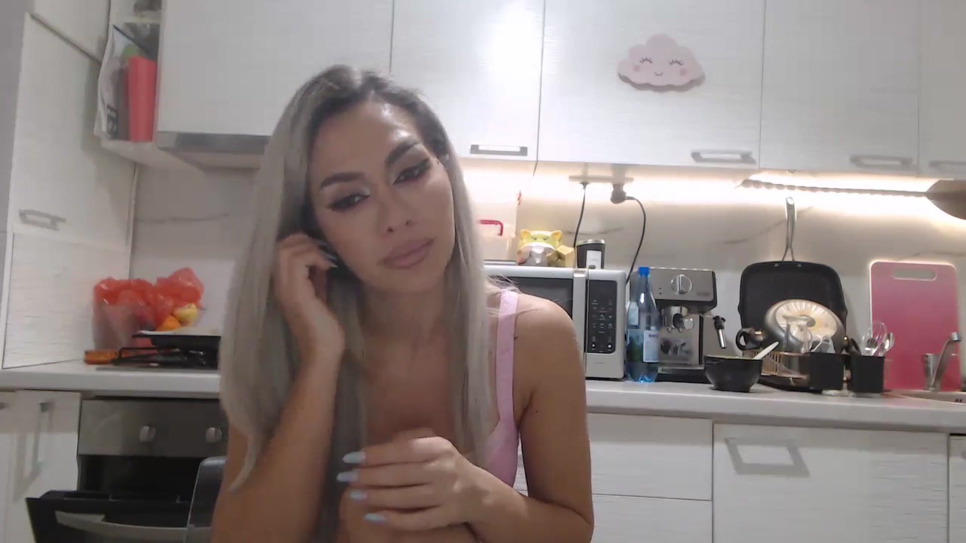 Gallery image thumbnail from BlondeeFairy's myfreecams stream on, 10/18/2023, 20:12 image 6 of 20