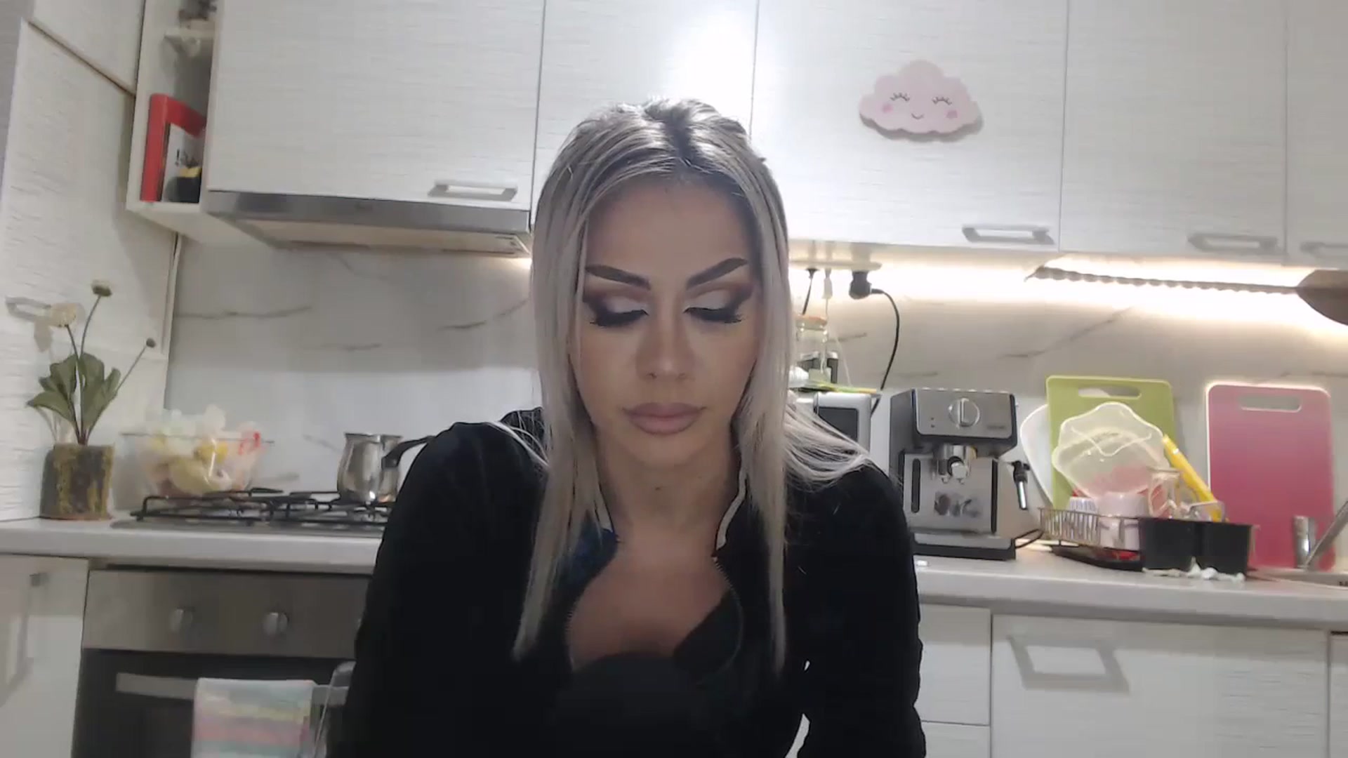 Gallery image thumbnail from BlondeeFairy's myfreecams stream on, 11/24/2023, 21:17 image 12 of 20