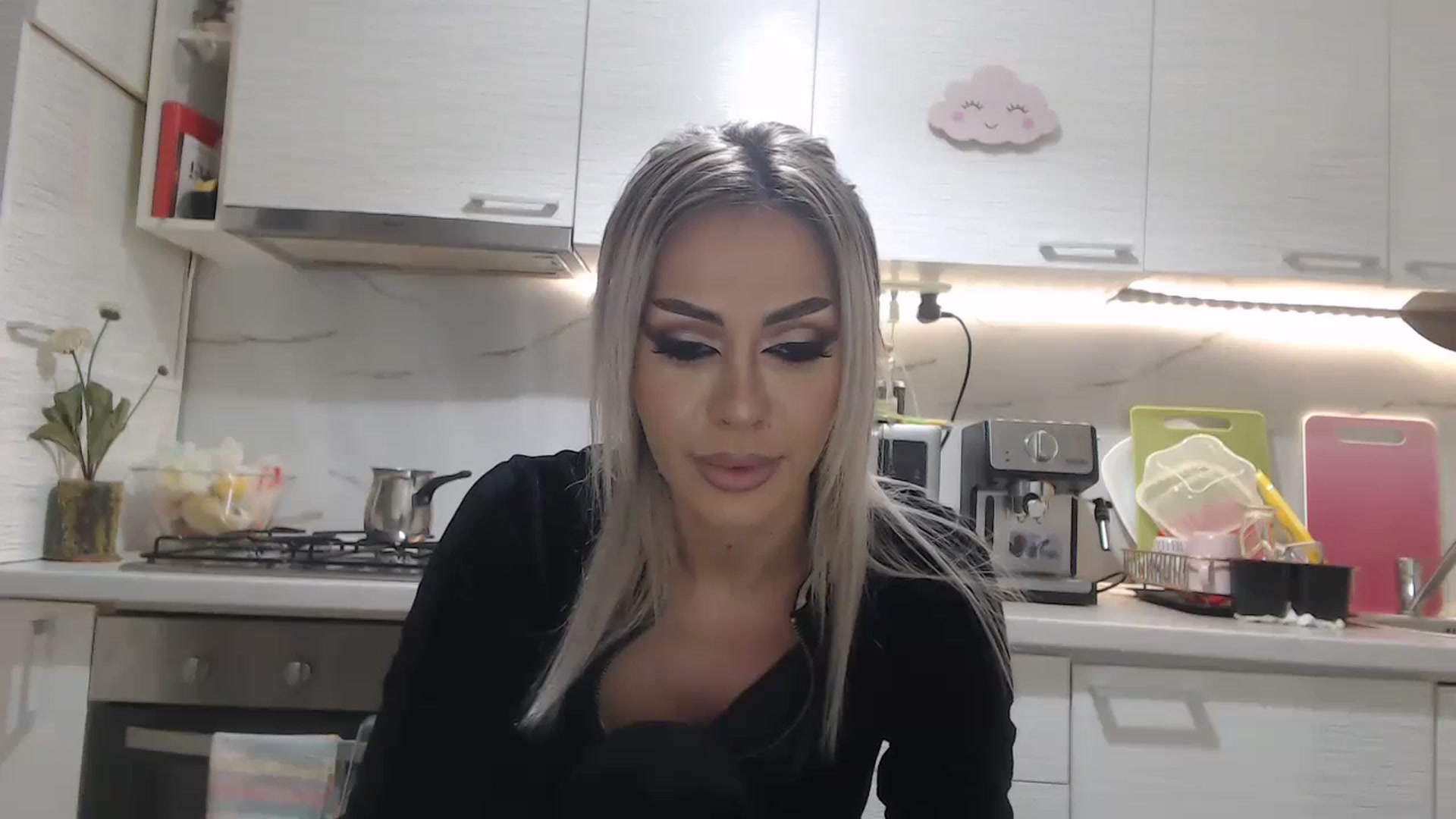 Gallery image thumbnail from BlondeeFairy's myfreecams stream on, 11/24/2023, 21:17 image 13 of 20