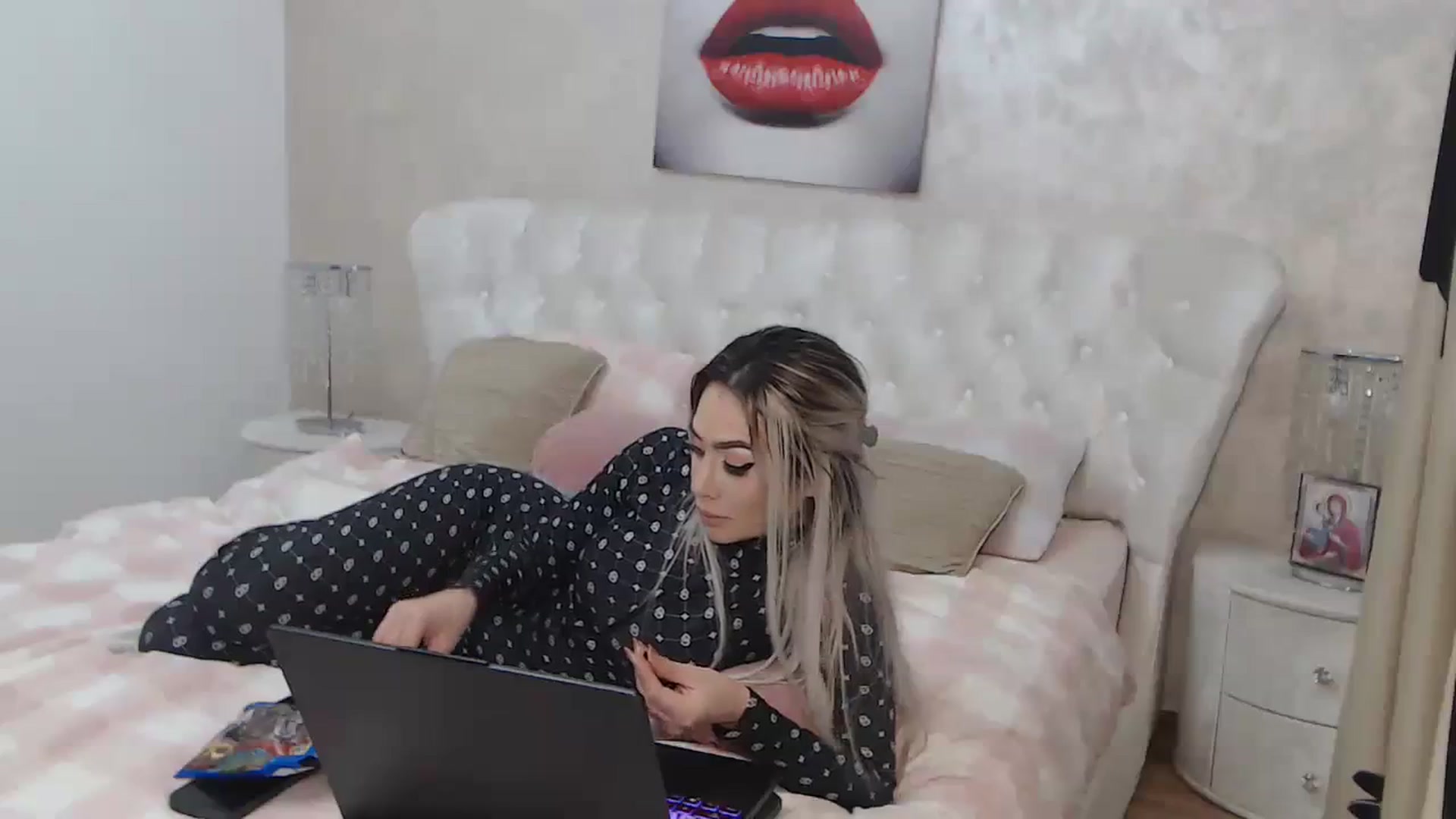 Gallery image thumbnail from BlondeeFairy's myfreecams stream on, 01/10/2024, 21:08 image 16 of 20