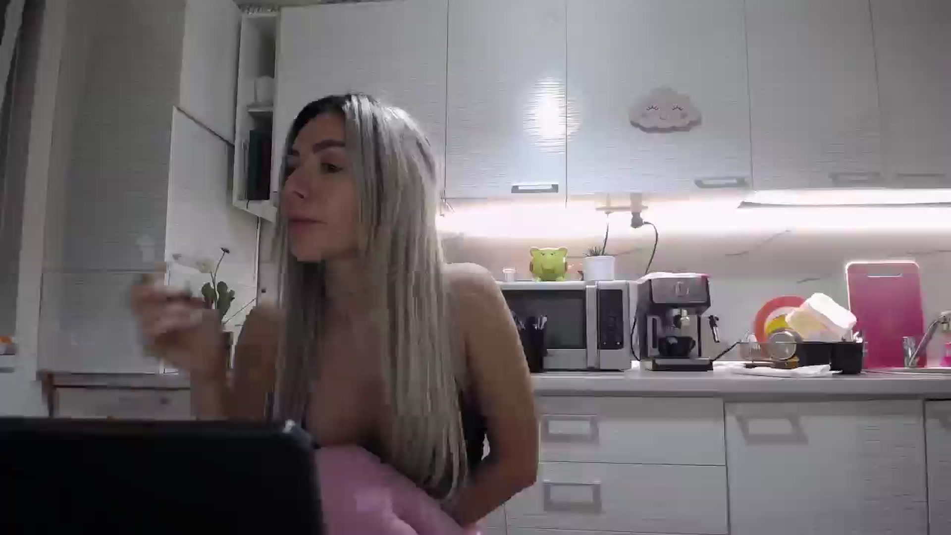 Gallery image thumbnail from BlondeeFairy's myfreecams stream on, 03/07/2025, 21:19 image 17 of 20