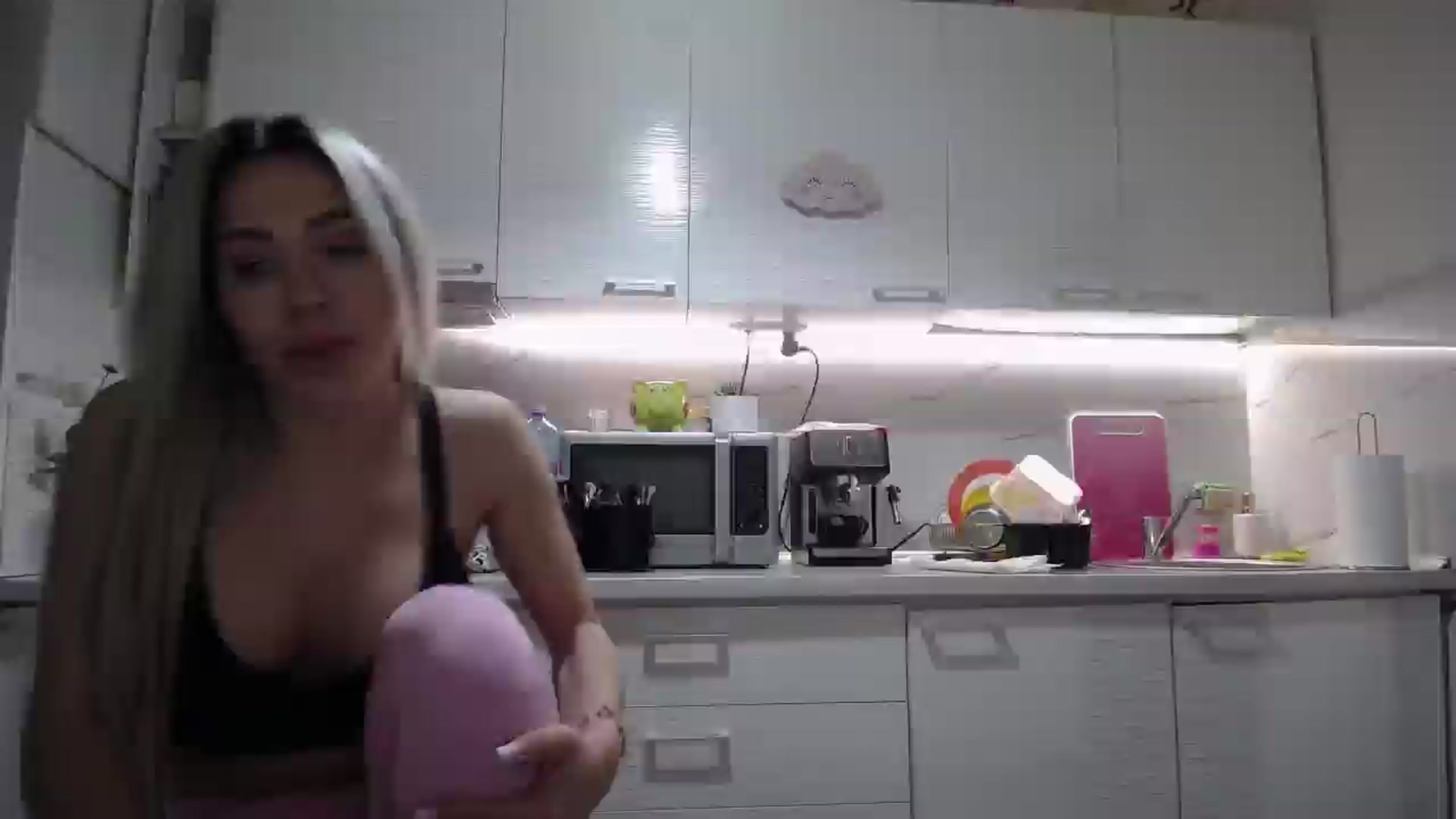Gallery image thumbnail from BlondeeFairy's myfreecams stream on, 03/07/2025, 21:19 image 12 of 20
