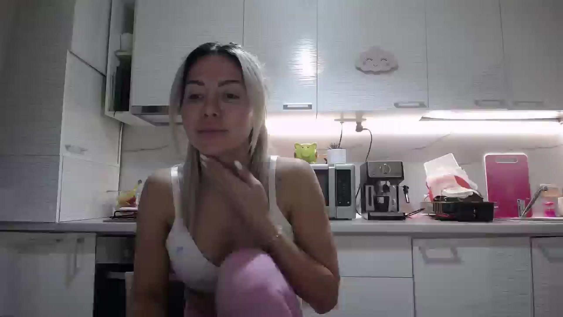 Gallery image thumbnail from BlondeeFairy's myfreecams stream on, 03/13/2025, 21:23 image 14 of 20