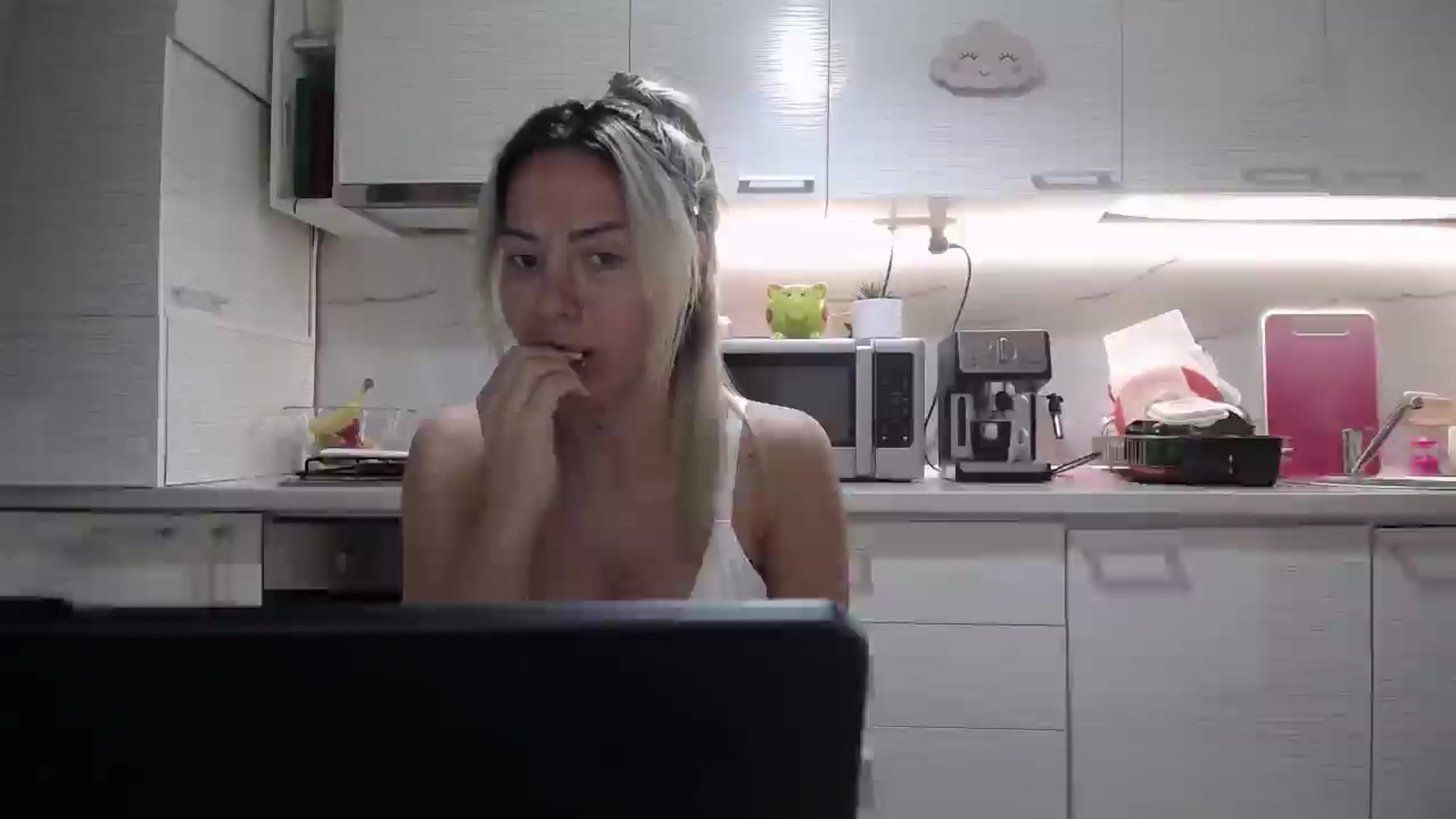 Gallery image thumbnail from BlondeeFairy's myfreecams stream on, 03/13/2025, 21:23 image 20 of 20