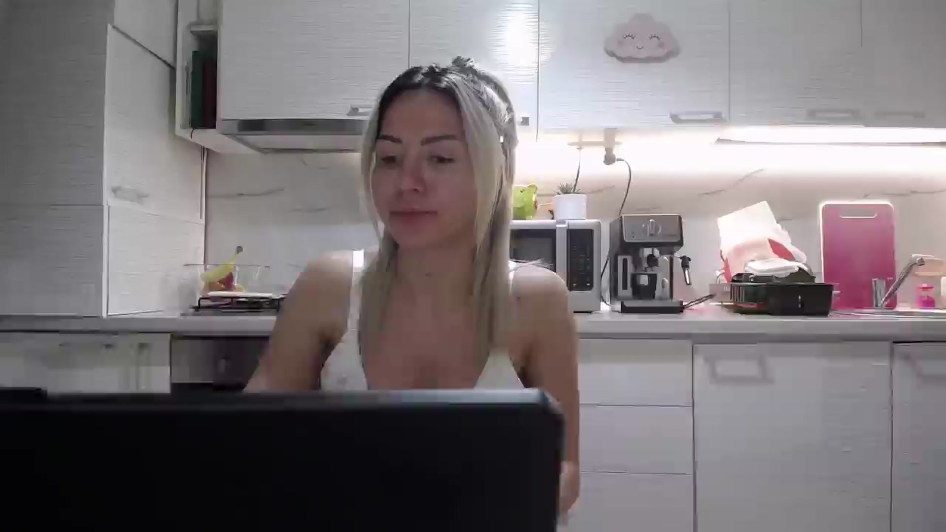 Gallery image thumbnail from BlondeeFairy's myfreecams stream on, 03/13/2025, 21:23 image 19 of 20