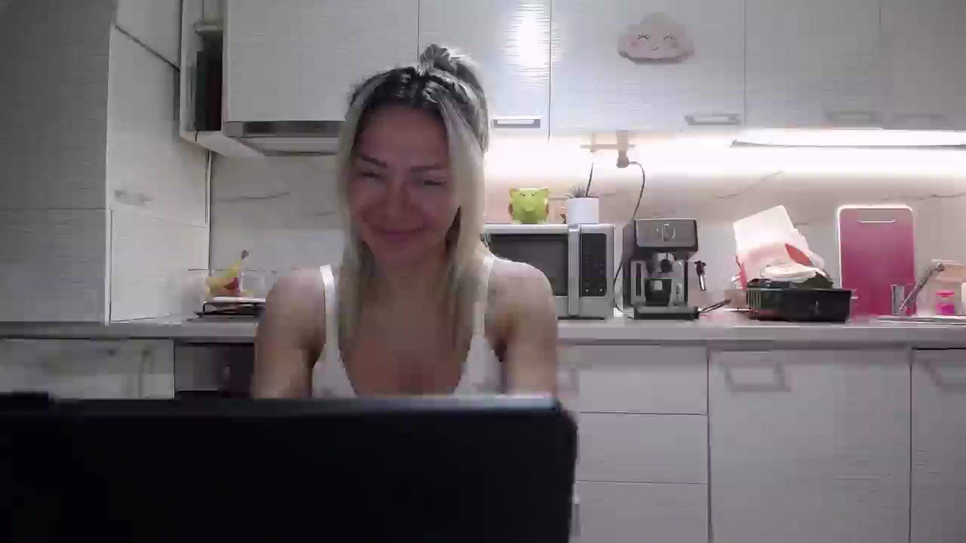 Gallery image thumbnail from BlondeeFairy's myfreecams stream on, 03/13/2025, 21:23 image 17 of 20