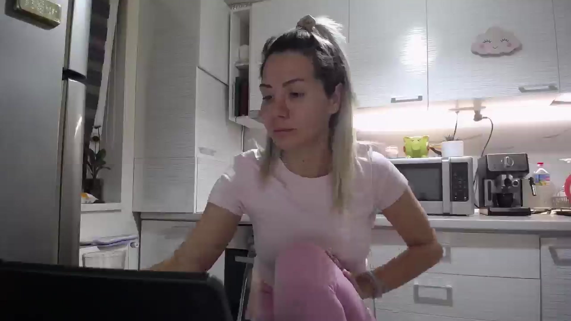 Gallery image thumbnail from BlondeeFairy's myfreecams stream on, 03/19/2025, 21:17 image 17 of 20
