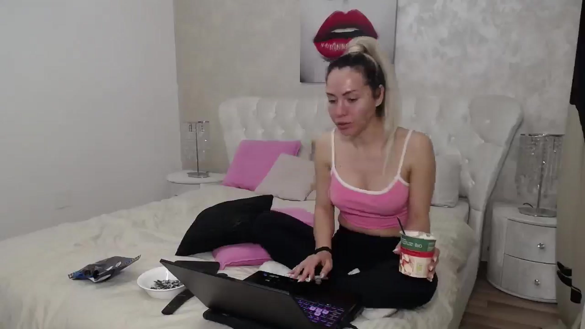 Gallery image thumbnail from BlondeeFairy's myfreecams stream on, 03/22/2025, 21:14 image 15 of 20