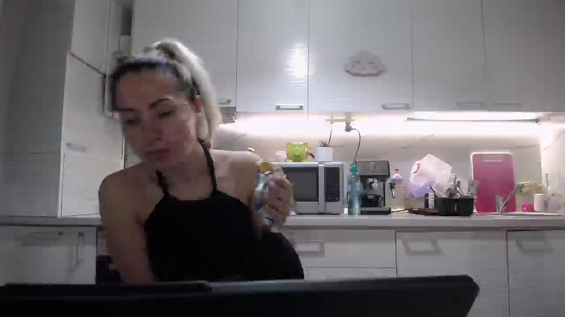 Gallery image thumbnail from BlondeeFairy's myfreecams stream on, 03/26/2025, 20:42 image 12 of 20