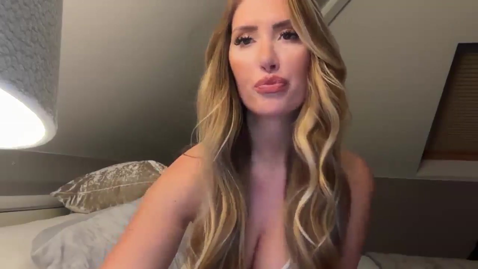 Gallery image thumbnail from Blondemummy95's myfreecams stream on, 08/21/2025, 21:01 image 14 of 20
