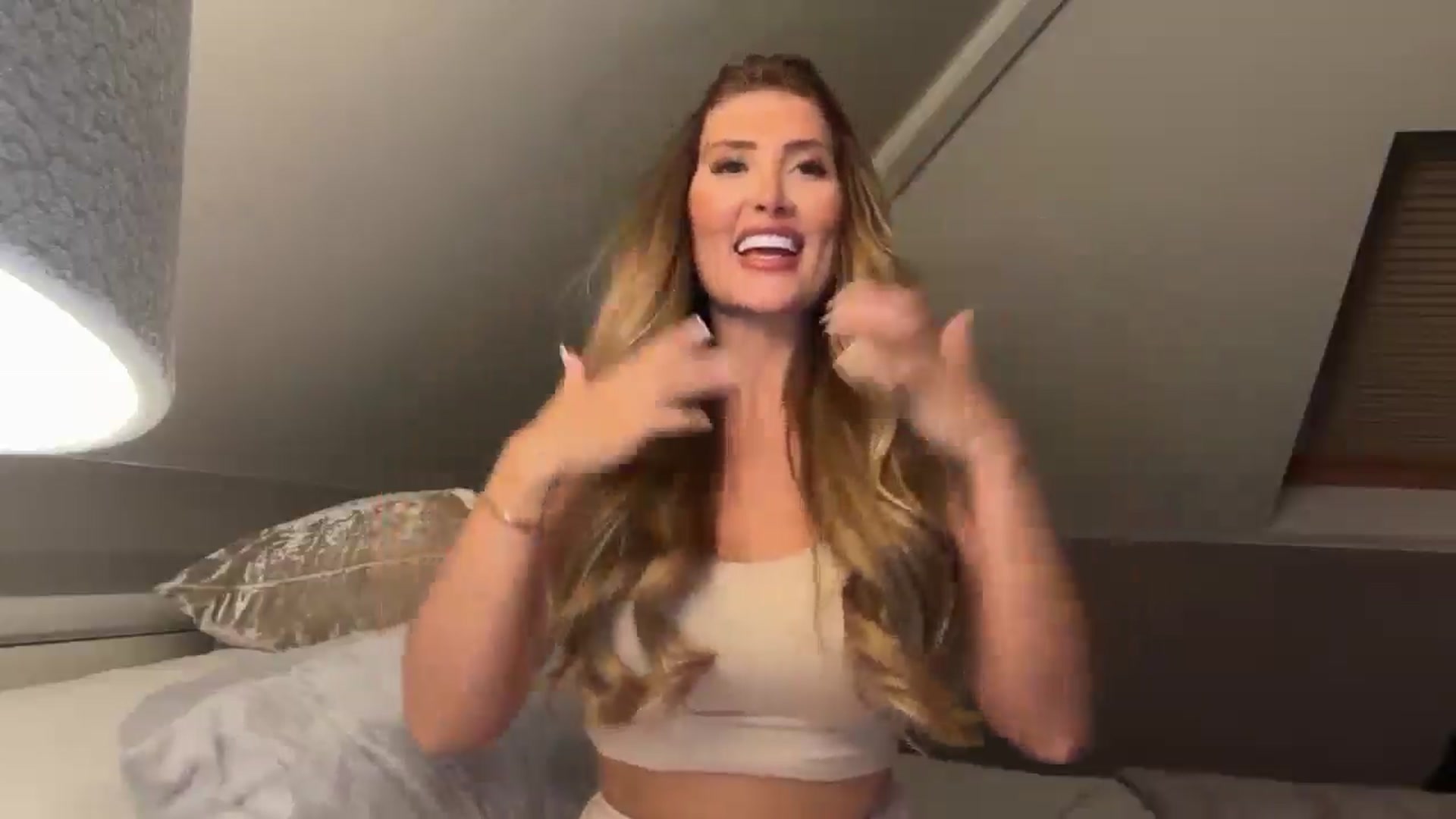 Gallery image thumbnail from Blondemummy95's myfreecams stream on, 08/21/2025, 21:01 image 13 of 20