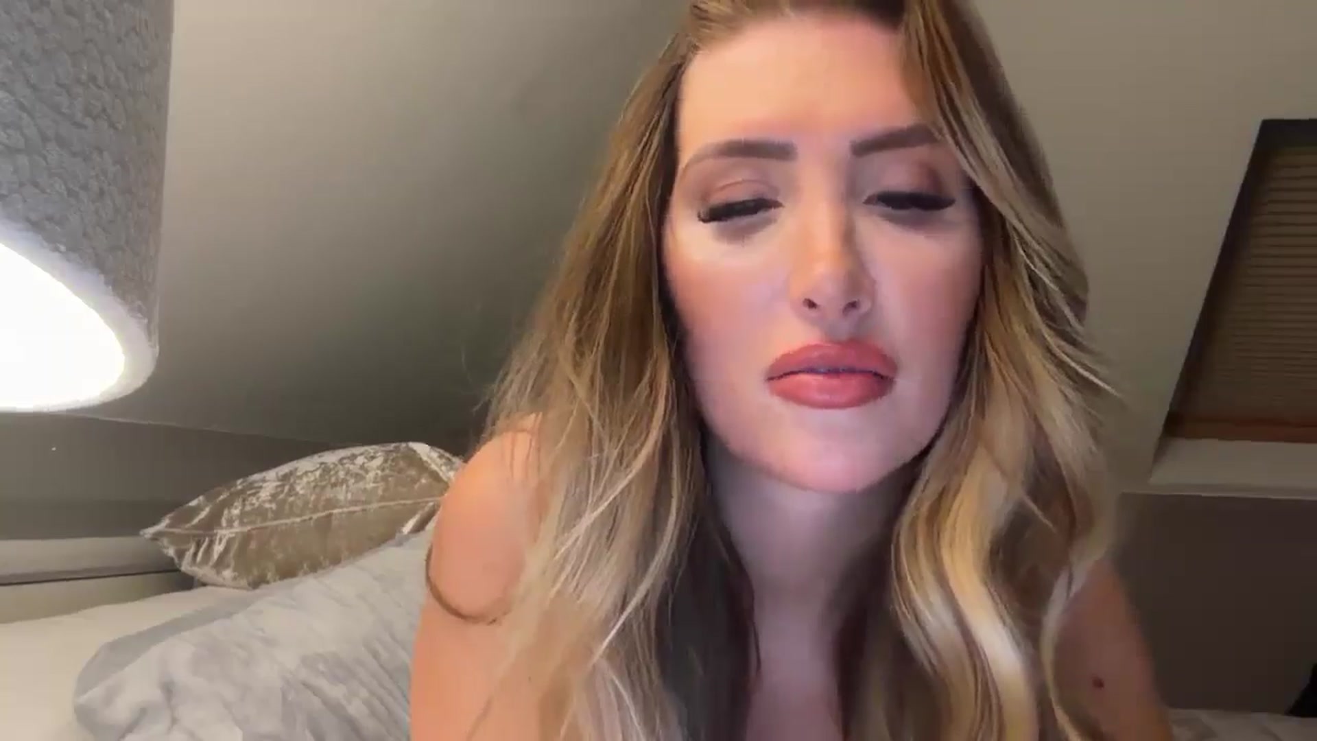 Gallery image thumbnail from Blondemummy95's myfreecams stream on, 08/21/2025, 21:01 image 12 of 20