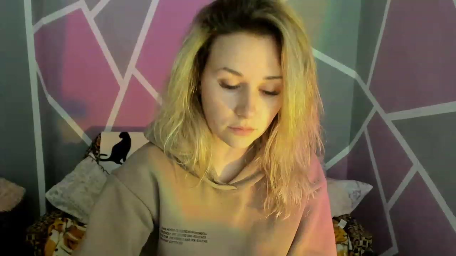 Gallery image thumbnail from Blondie_Star's myfreecams stream on, 03/09/2023, 15:27 image 4 of 20