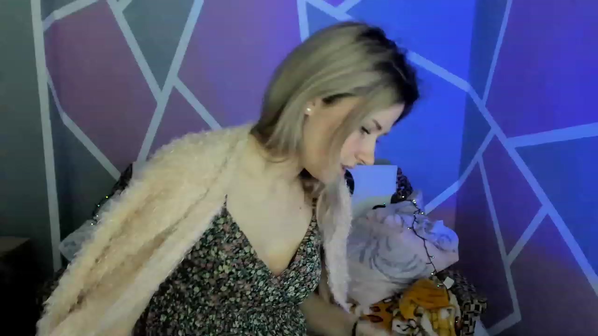 Gallery image thumbnail from Blondie_Star's myfreecams stream on, 03/18/2023, 15:03 image 14 of 20