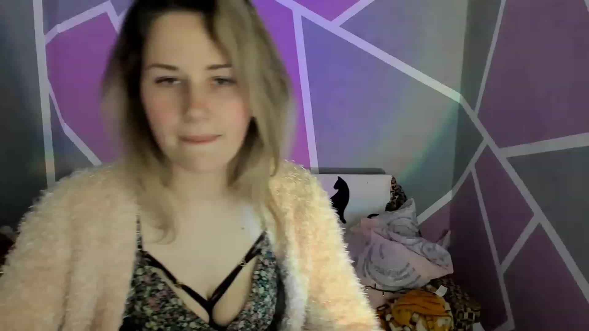 Gallery image thumbnail from Blondie_Star's myfreecams stream on, 04/02/2023, 15:45 image 7 of 20