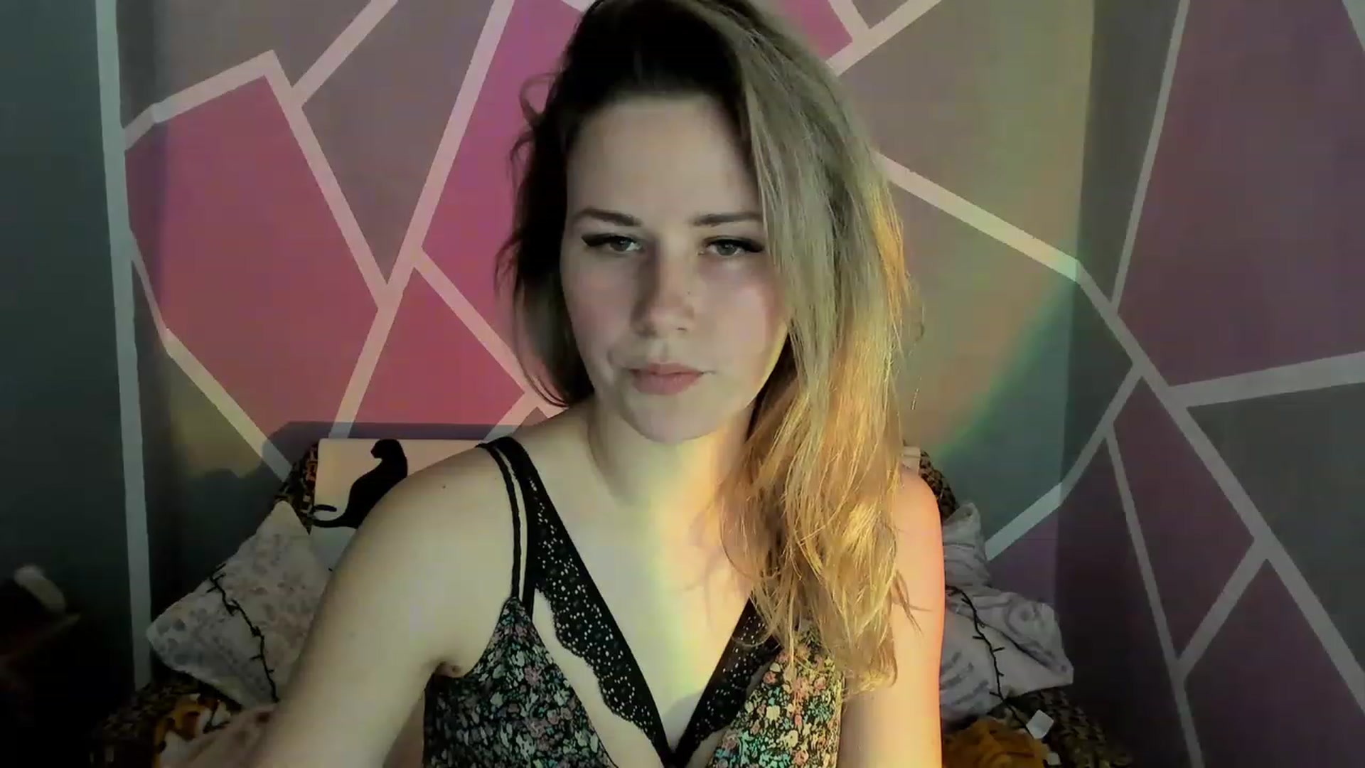 Gallery image thumbnail from Blondie_Star's myfreecams stream on, 04/08/2023, 14:36 image 4 of 20