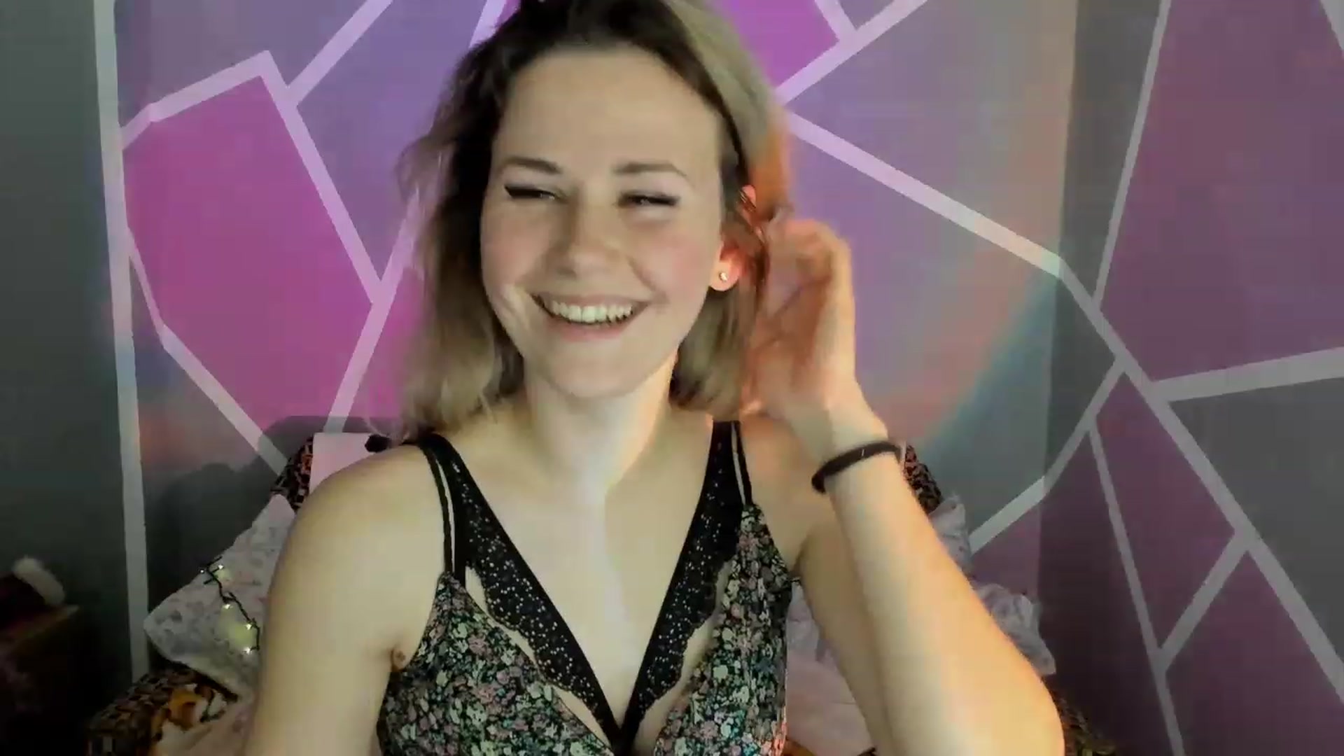 Gallery image thumbnail from Blondie_Star's myfreecams stream on, 04/08/2023, 15:26 image 4 of 20