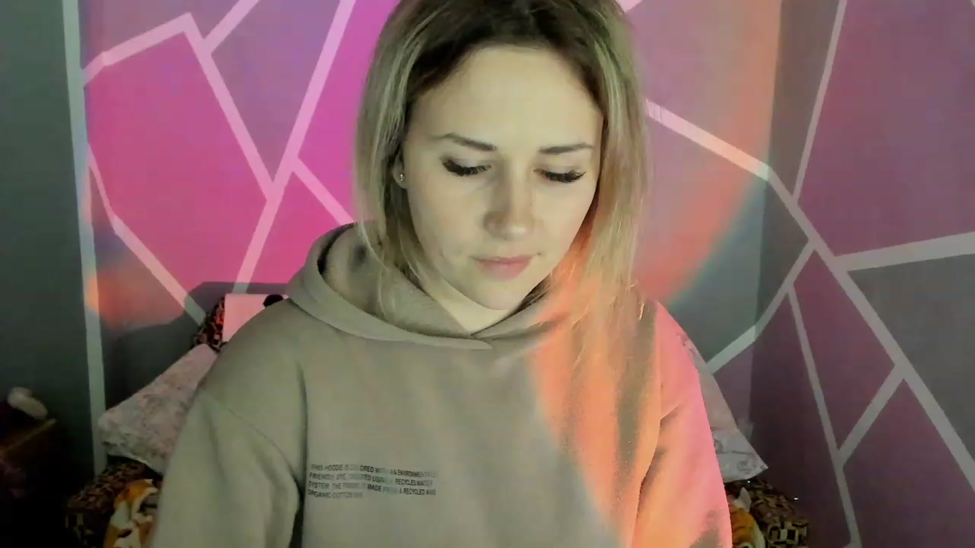 Gallery image thumbnail from Blondie_Star's myfreecams stream on, 04/19/2023, 19:25 image 7 of 20