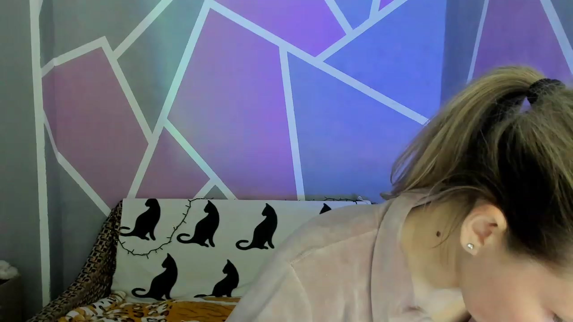 Gallery image thumbnail from Blondie_Star's myfreecams stream on, 05/12/2023, 17:43 image 10 of 20
