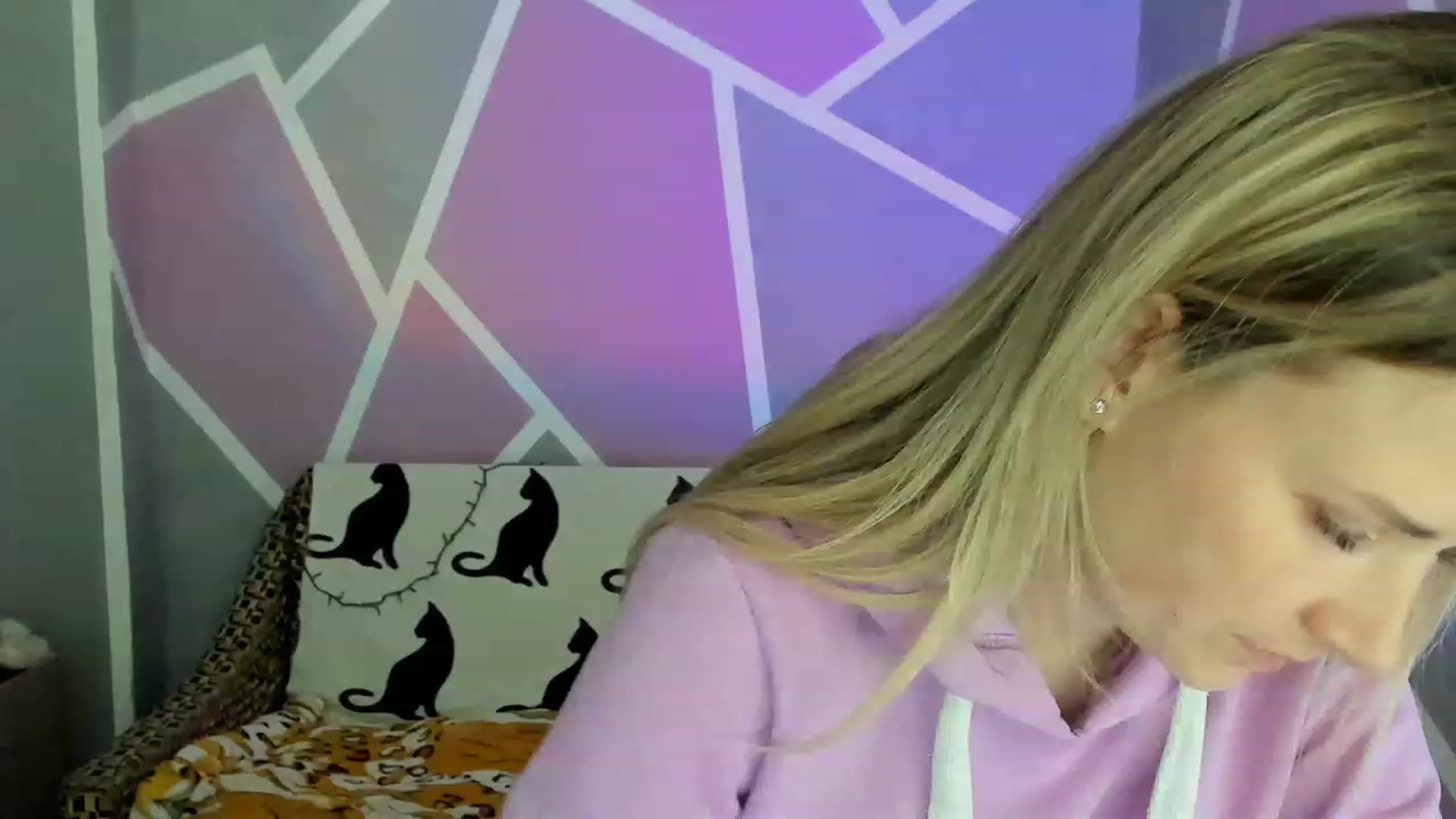 Gallery image thumbnail from Blondie_Star's myfreecams stream on, 05/17/2023, 19:57 image 4 of 20