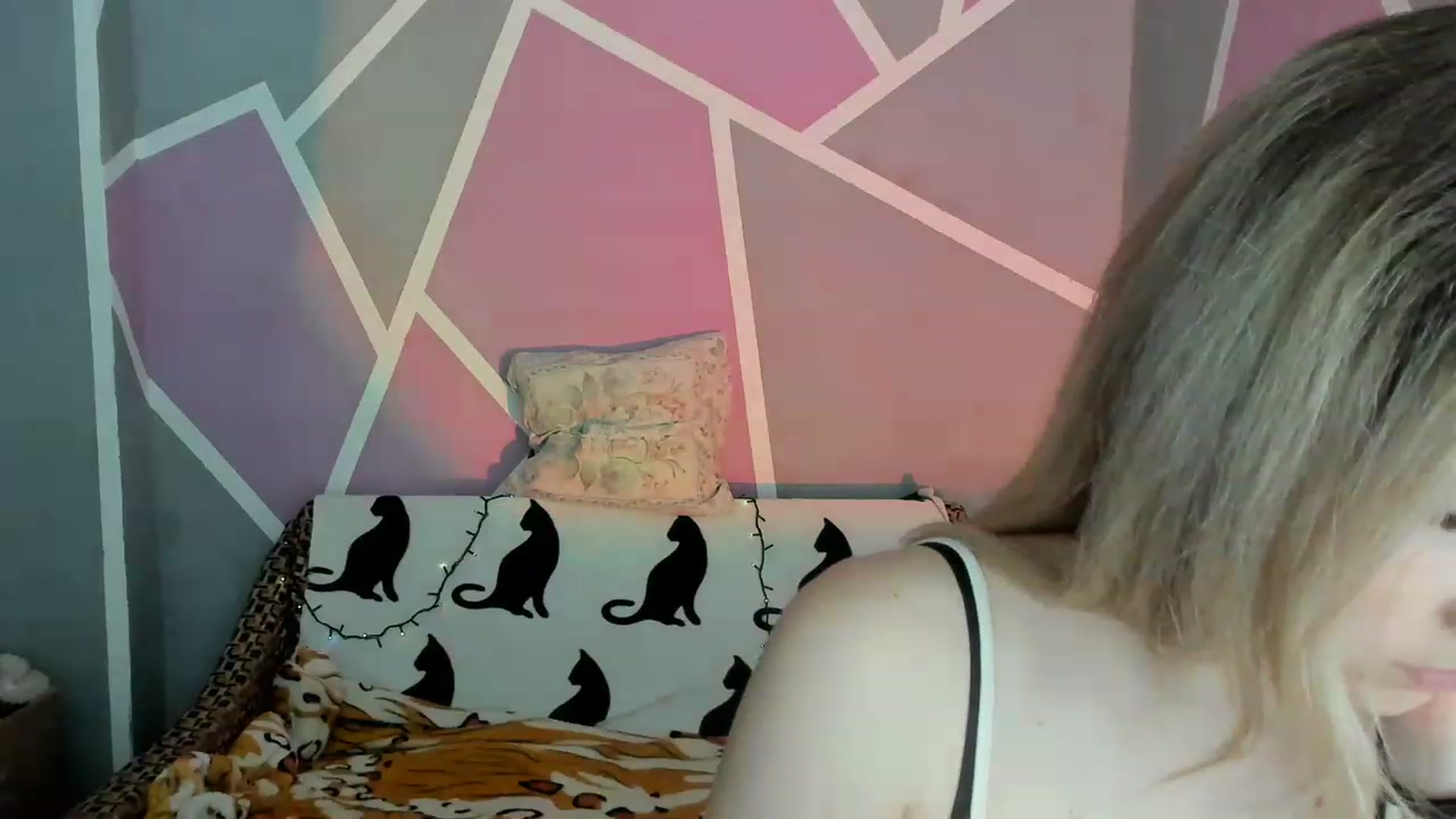 Gallery image thumbnail from Blondie_Star's myfreecams stream on, 05/30/2023, 17:46 image 9 of 20