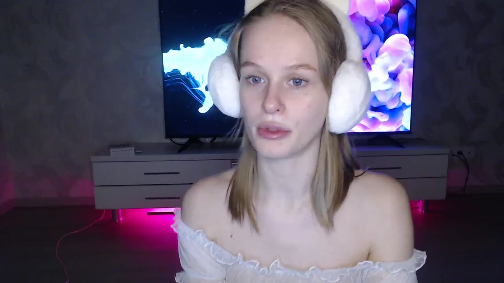 Gallery image thumbnail from Blondino4ka07's myfreecams stream on, 03/31/2024, 21:29 image 6 of 20