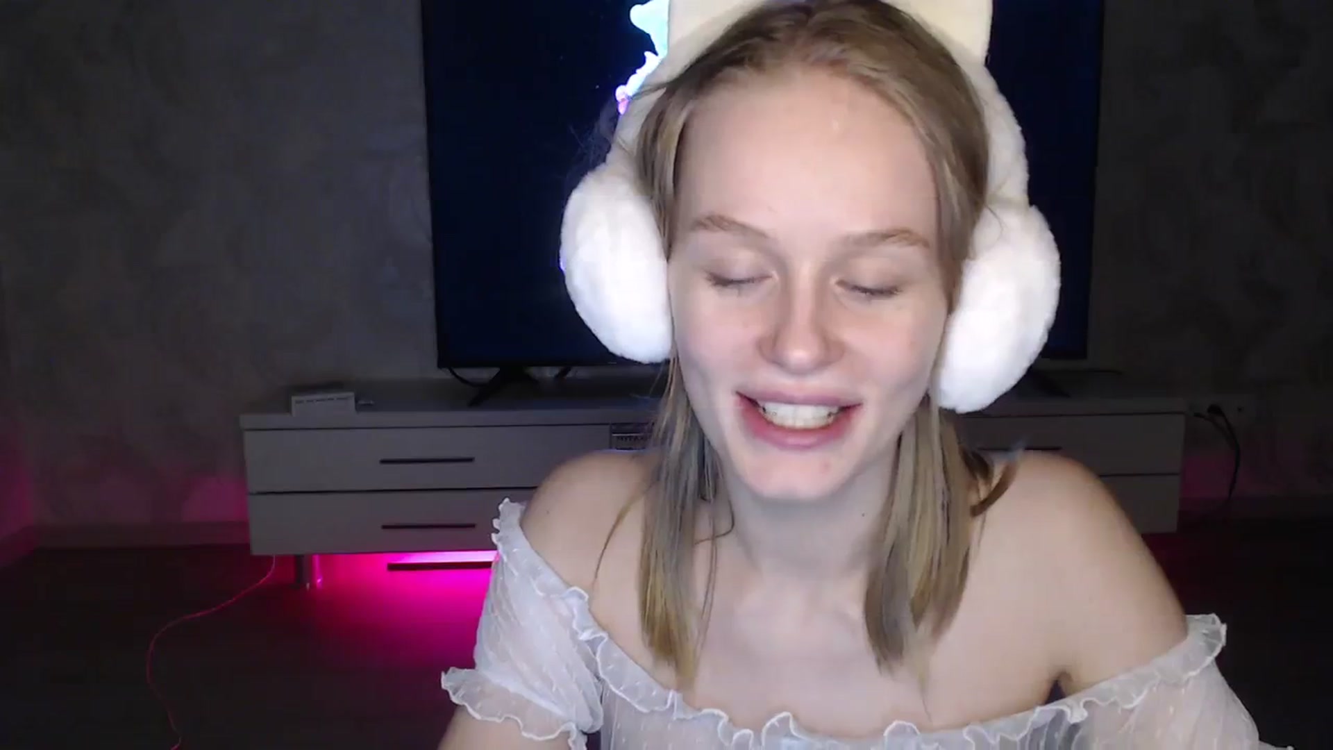 Gallery image thumbnail from Blondino4ka07's myfreecams stream on, 03/31/2024, 21:29 image 11 of 20
