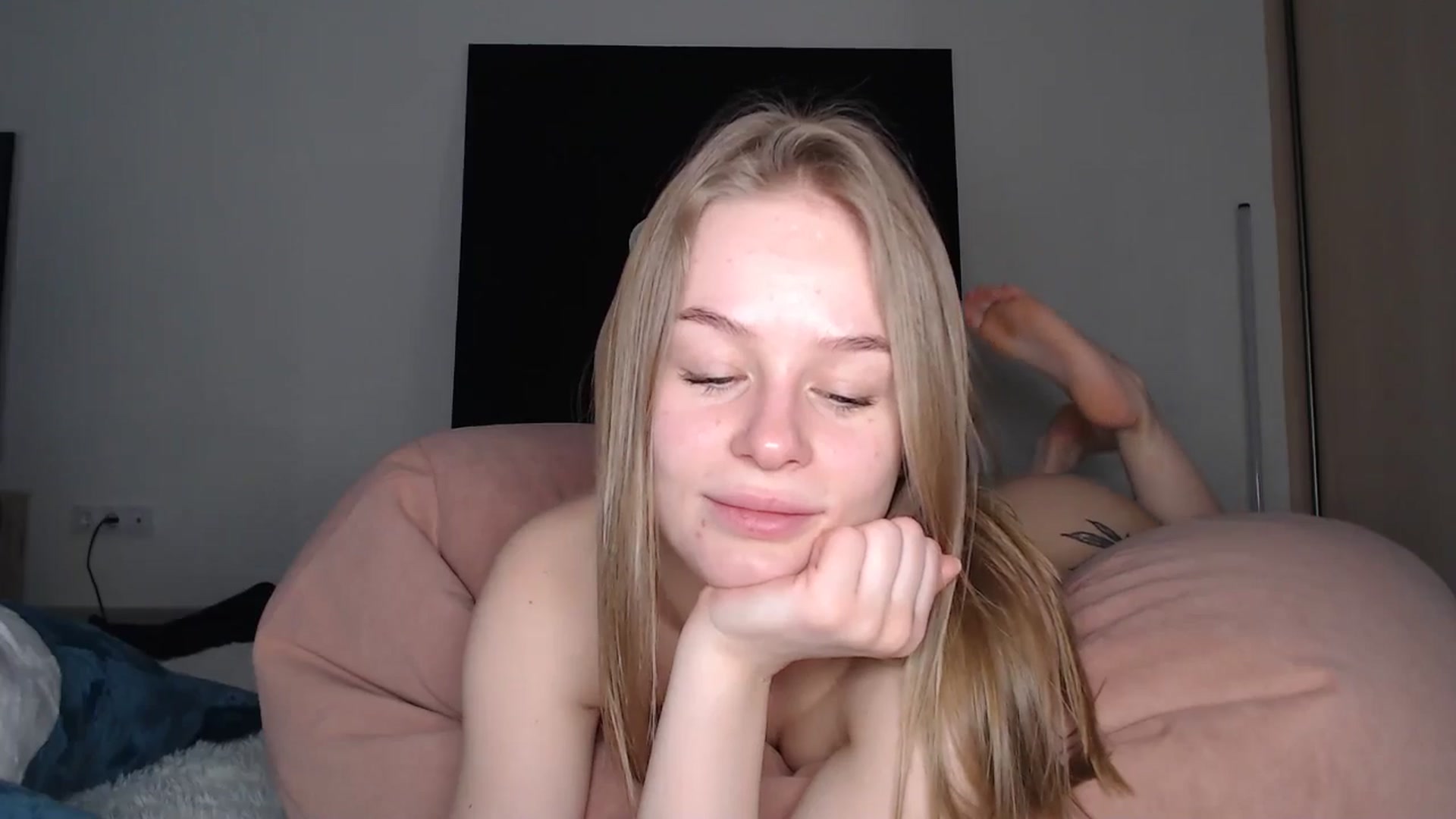 Gallery image thumbnail from Blondino4ka07's myfreecams stream on, 12/30/2024, 06:56 image 8 of 20
