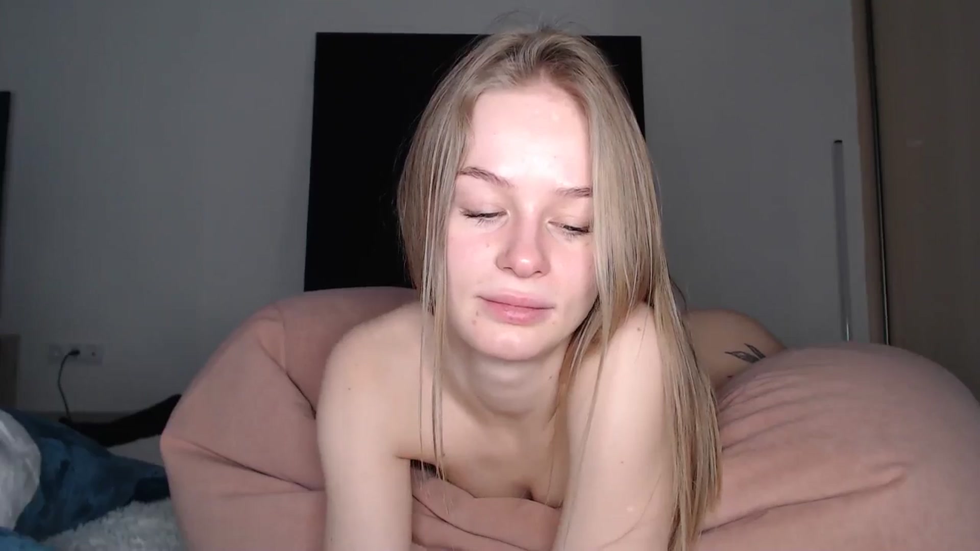 Gallery image thumbnail from Blondino4ka07's myfreecams stream on, 12/30/2024, 06:56 image 12 of 20