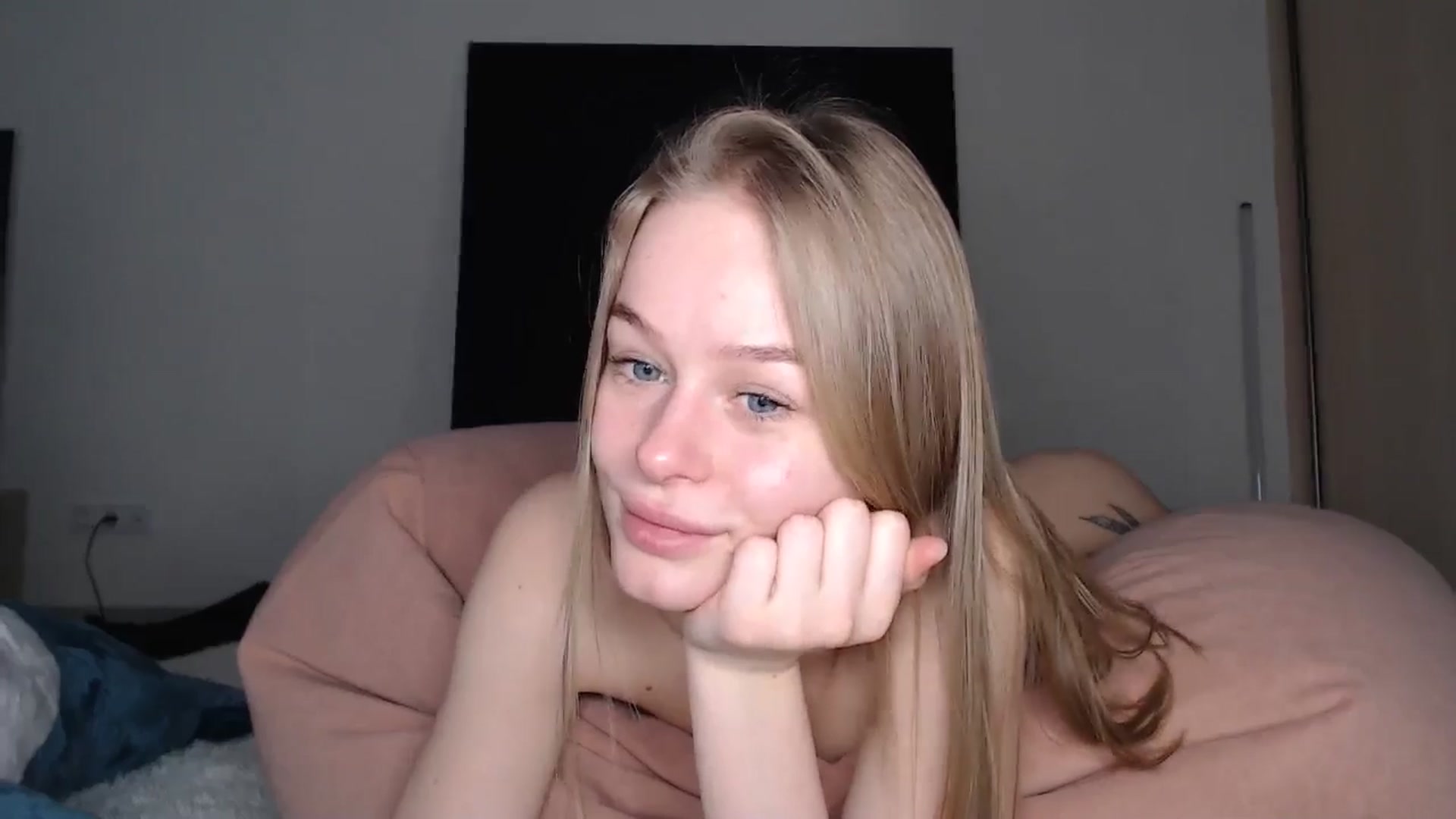 Gallery image thumbnail from Blondino4ka07's myfreecams stream on, 12/30/2024, 06:56 image 13 of 20