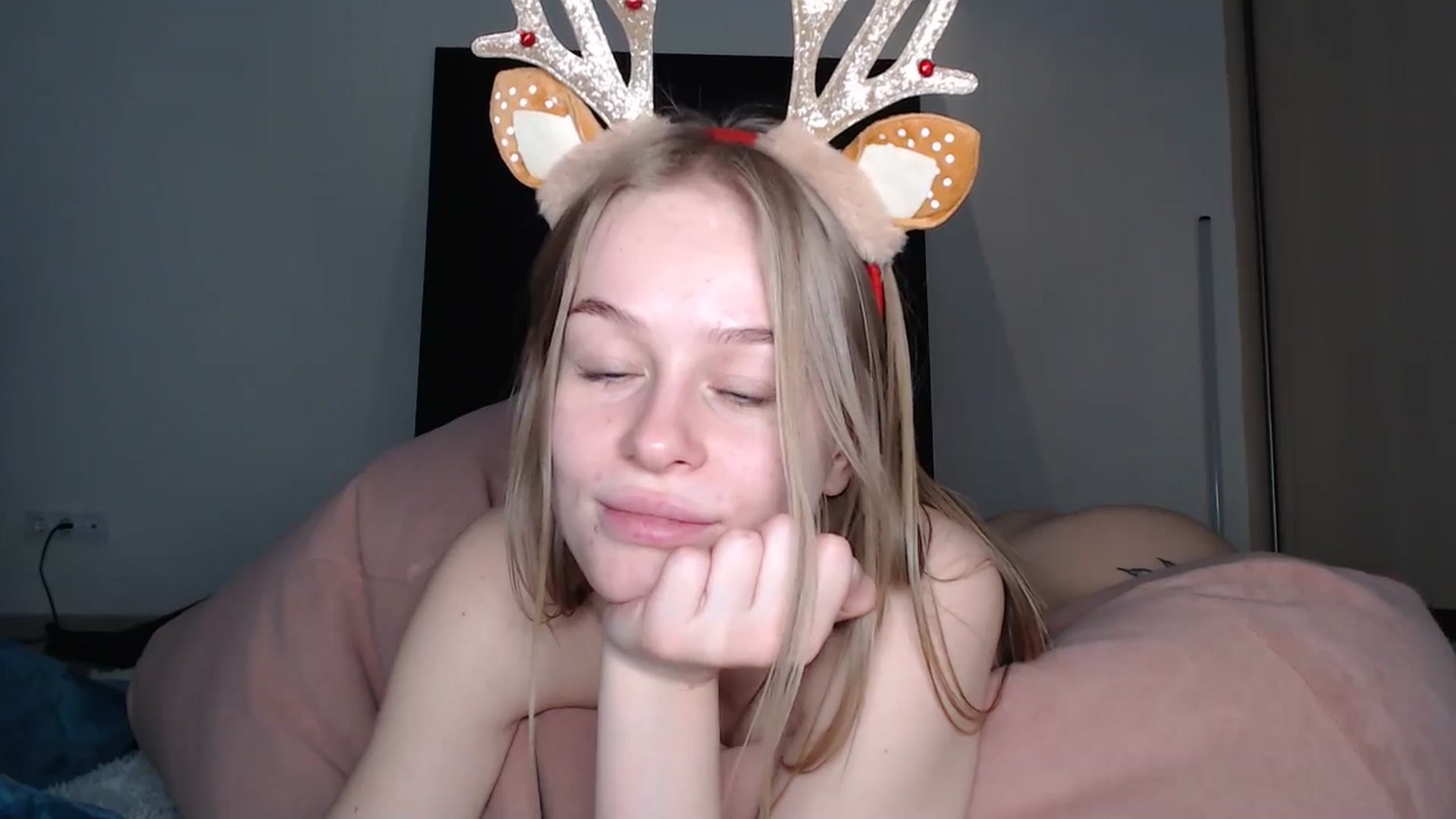 Gallery image thumbnail from Blondino4ka07's myfreecams stream on, 12/30/2024, 09:48 image 18 of 20
