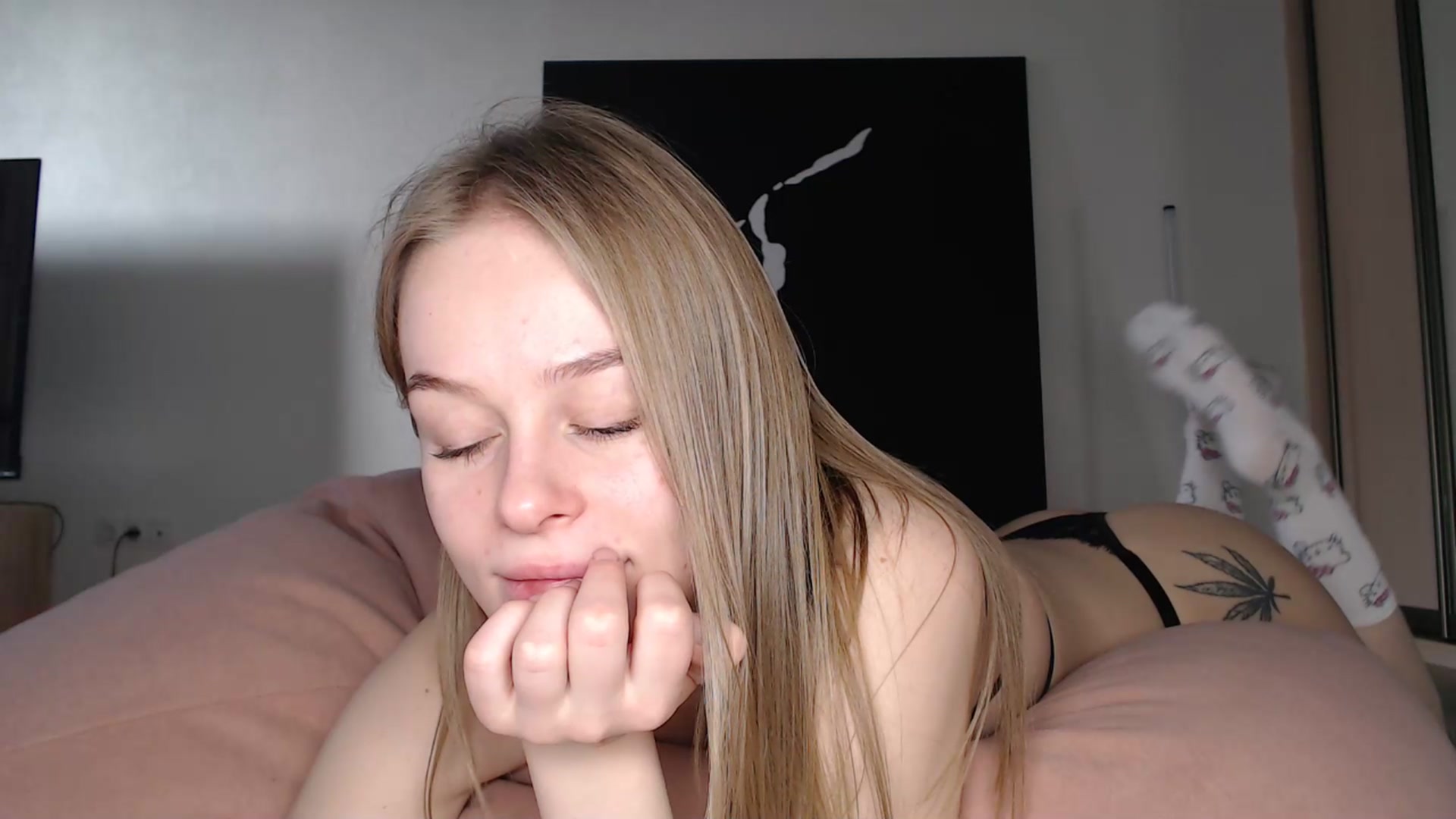 Gallery image thumbnail from Blondino4ka07's myfreecams stream on, 12/31/2024, 08:40 image 10 of 20