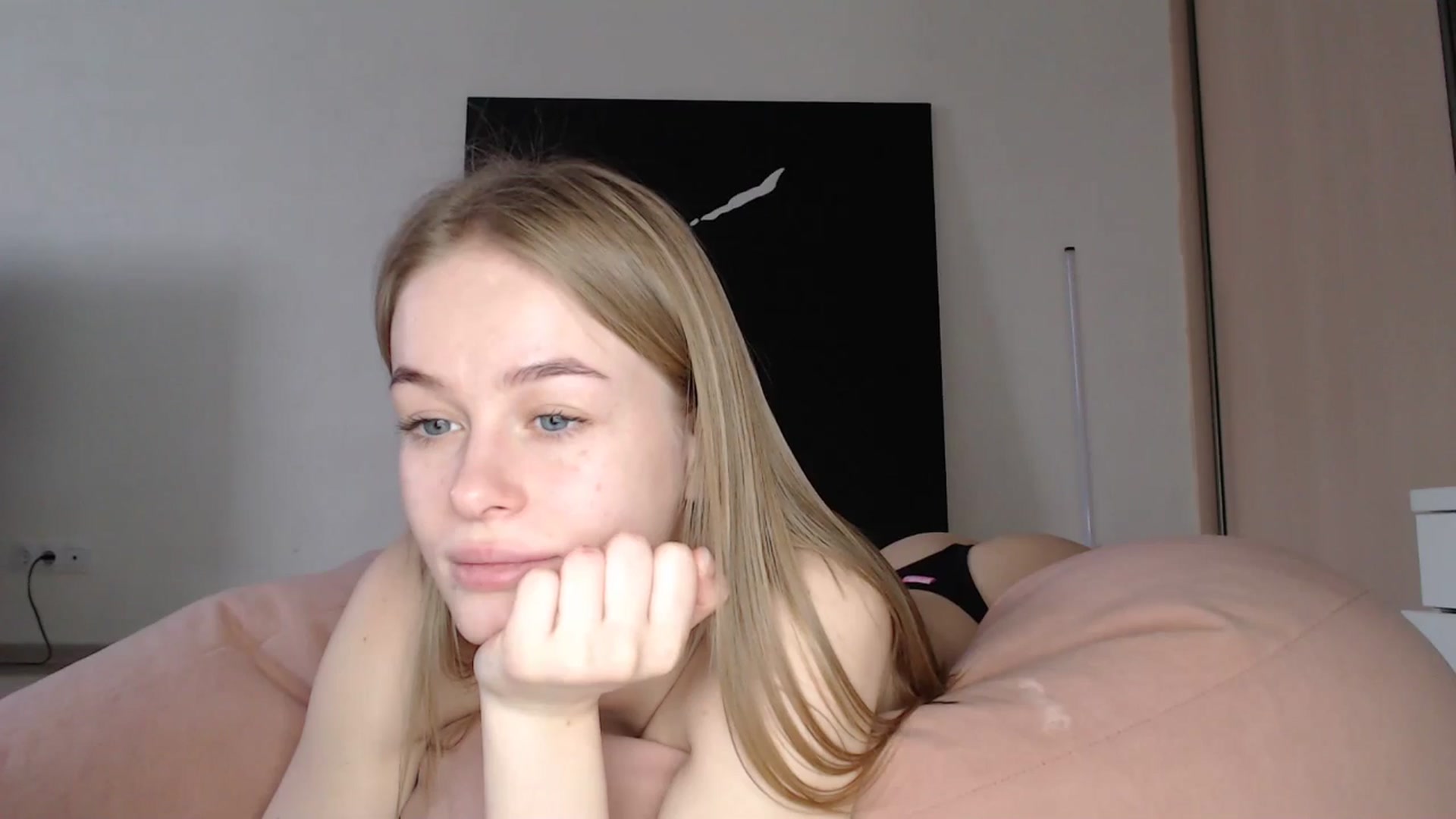 Gallery image thumbnail from Blondino4ka07's myfreecams stream on, 01/06/2025, 09:25 image 9 of 20